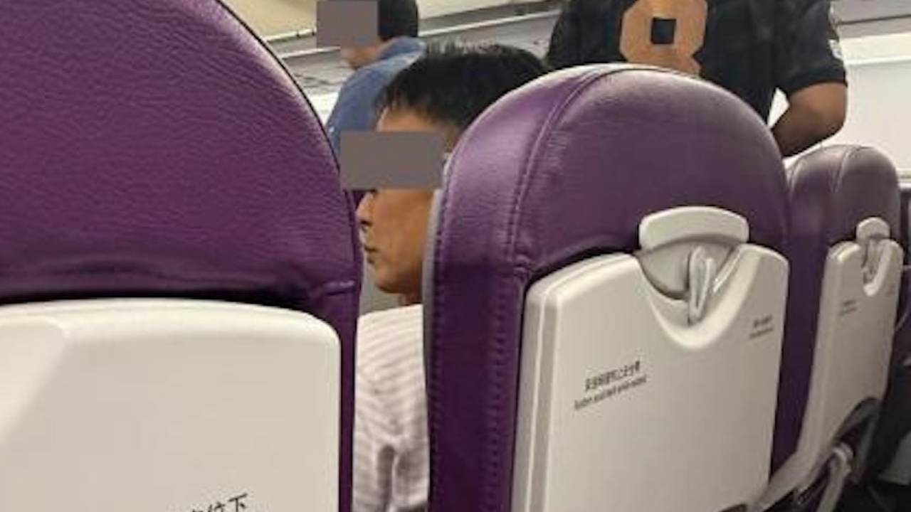 港女坐飛機拒絕調位竟遭西客報復！深圳一部手機扯出兩地罵戰！