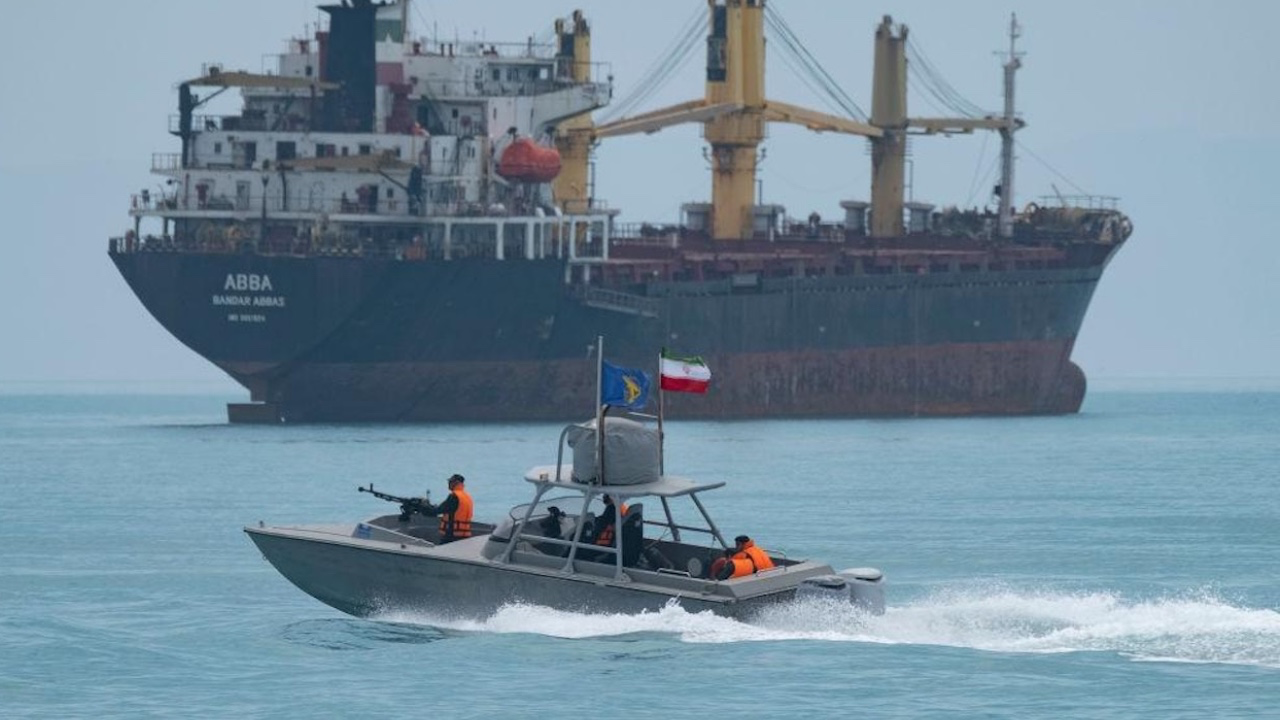 伊朗憑咩拒絕談判？美軍航母都打唔到又頭痛嘅對手：伊朗蚊子快艇＋無人機！