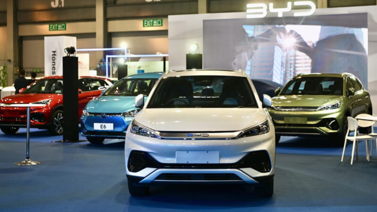 【中國首度下調油價】伊朗戰事升溫，美國陷戰事！中國新能源車「瘋狂三月」接爆訂單發大財