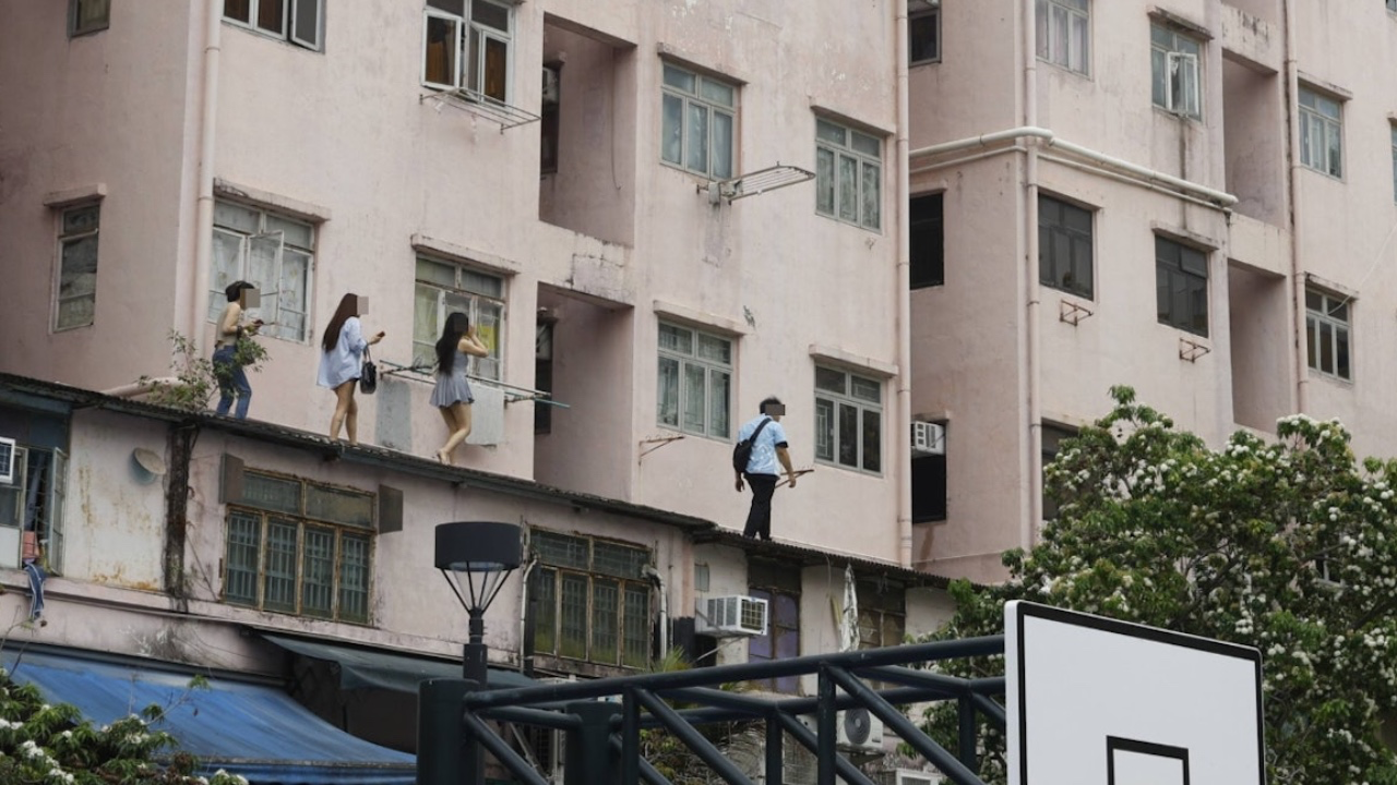 元朗掃黃！唐樓「一樓一」性感女搵命搏狂奔！飛簷走壁十分鐘！25人落網，最細17歲！