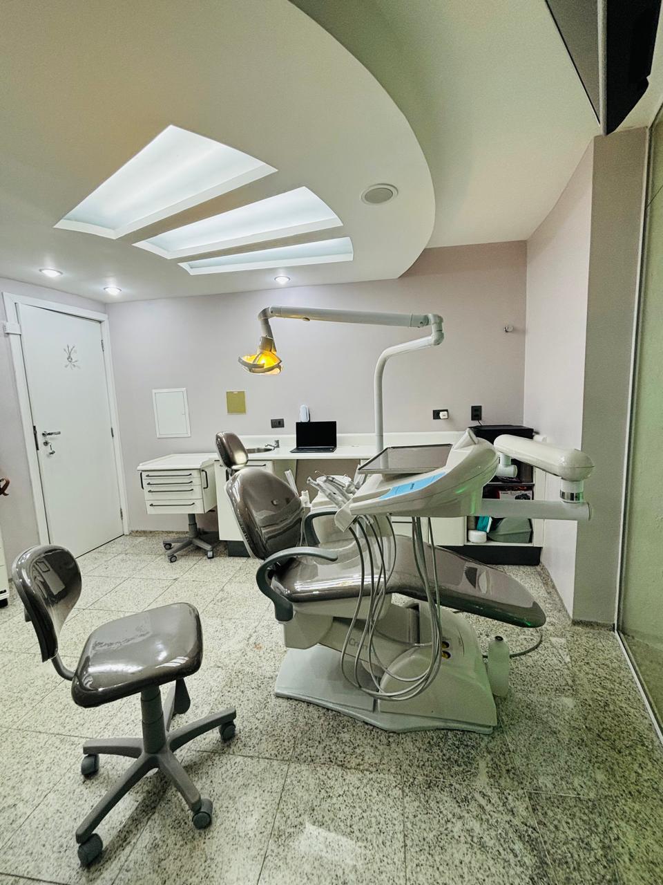 Vendo consultório odontológico completo em pleno funcionamento. Região nobre de São José dos Campos. Interessados chamar no PV.