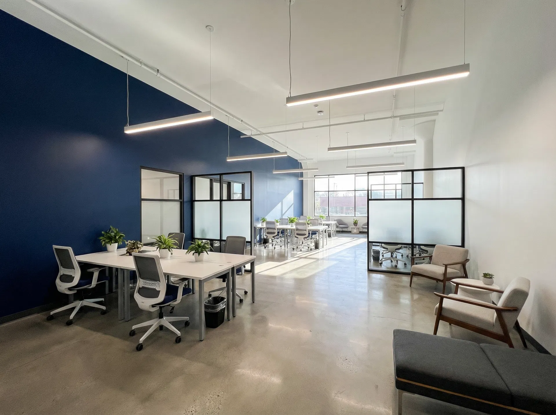 Escritório comercial com pintura profissional em parede azul marinho