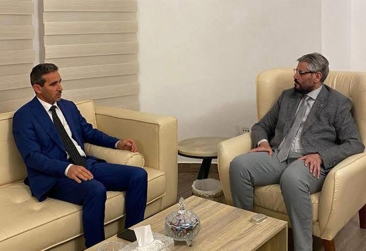 التقى السفير عبدالمطلب ثابت برئيس مجلس الإدارة بشبكة ليبيا للتجارة لمناقشة نشاط المؤسسة والأنظمة الرقمية المعتمدة وتطوير قطاع التجارة الليبي. السفير عبد المطلب ثابت - السفير عبدالمطلب ثابت يلتقي رئيس مجلس إدارة شبكة ليبيا للتجارة لبحث تطوير القطاع التجاري