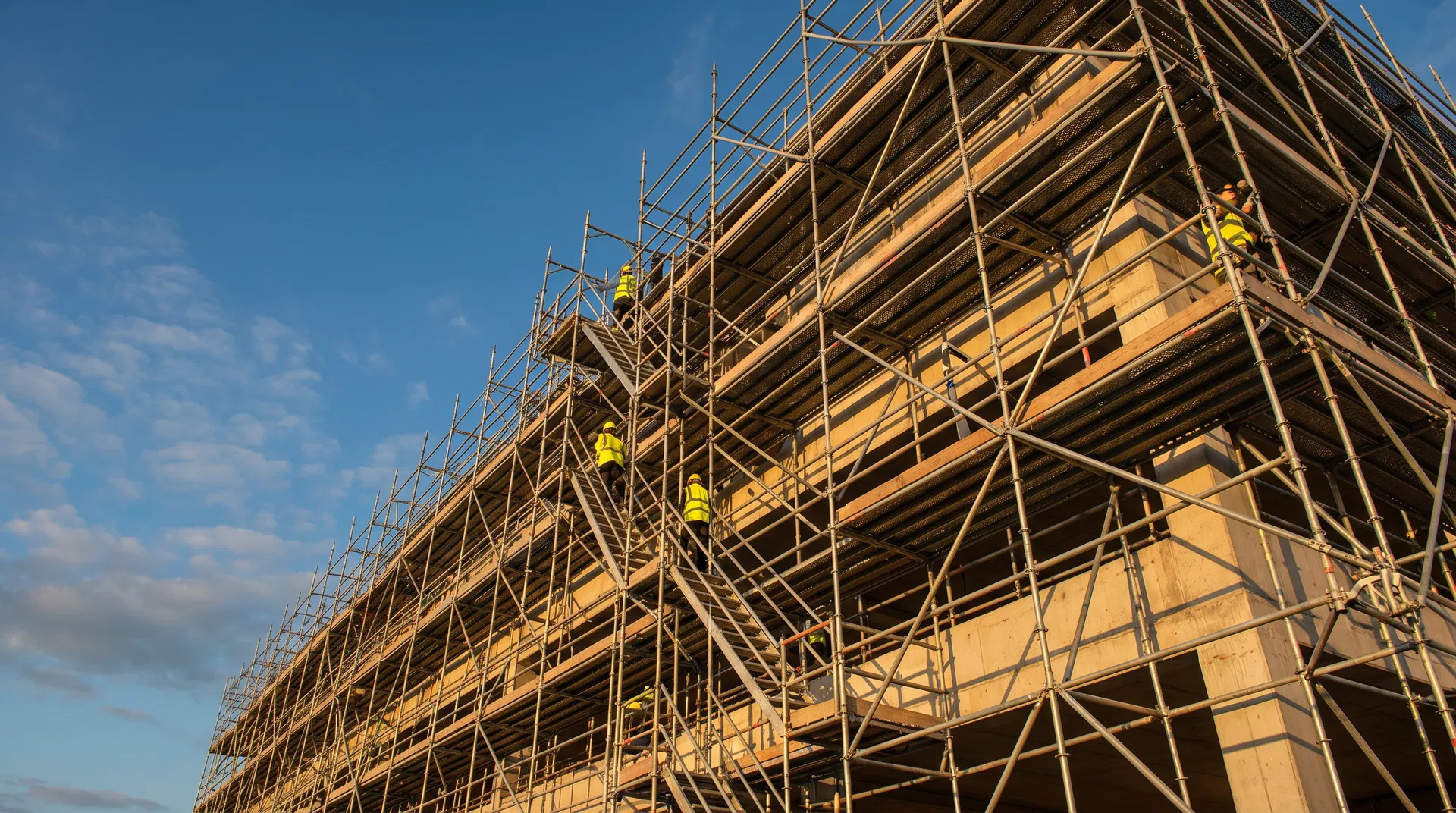 The Complete Guide to Scaffolding Systems: Ringlock vs. Cuplock for Construction Projects