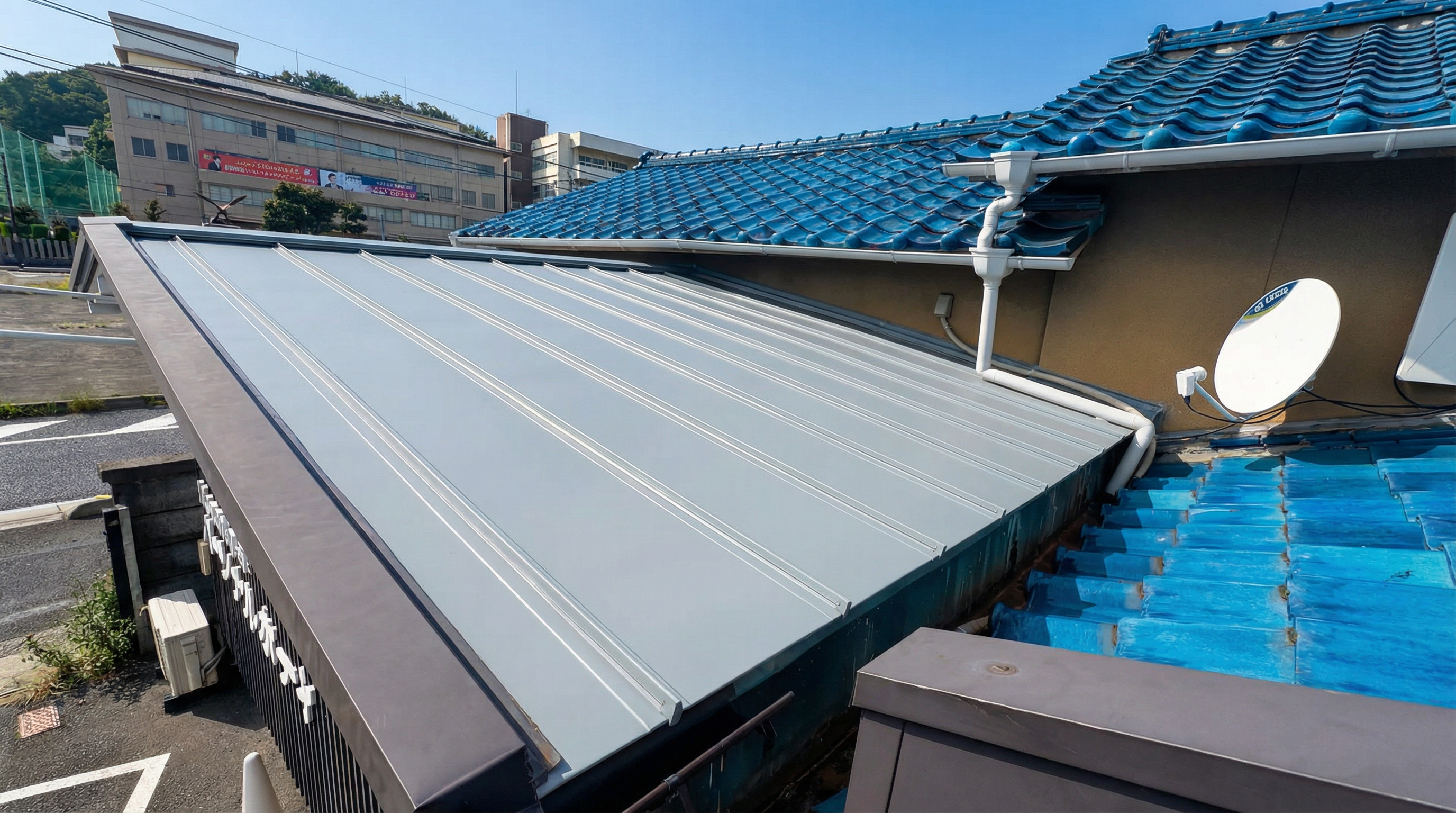 岡山市 店舗屋根改装工事｜雨漏り補修・金属屋根葺き替え工事 - 岡山の店舗内装工事事例