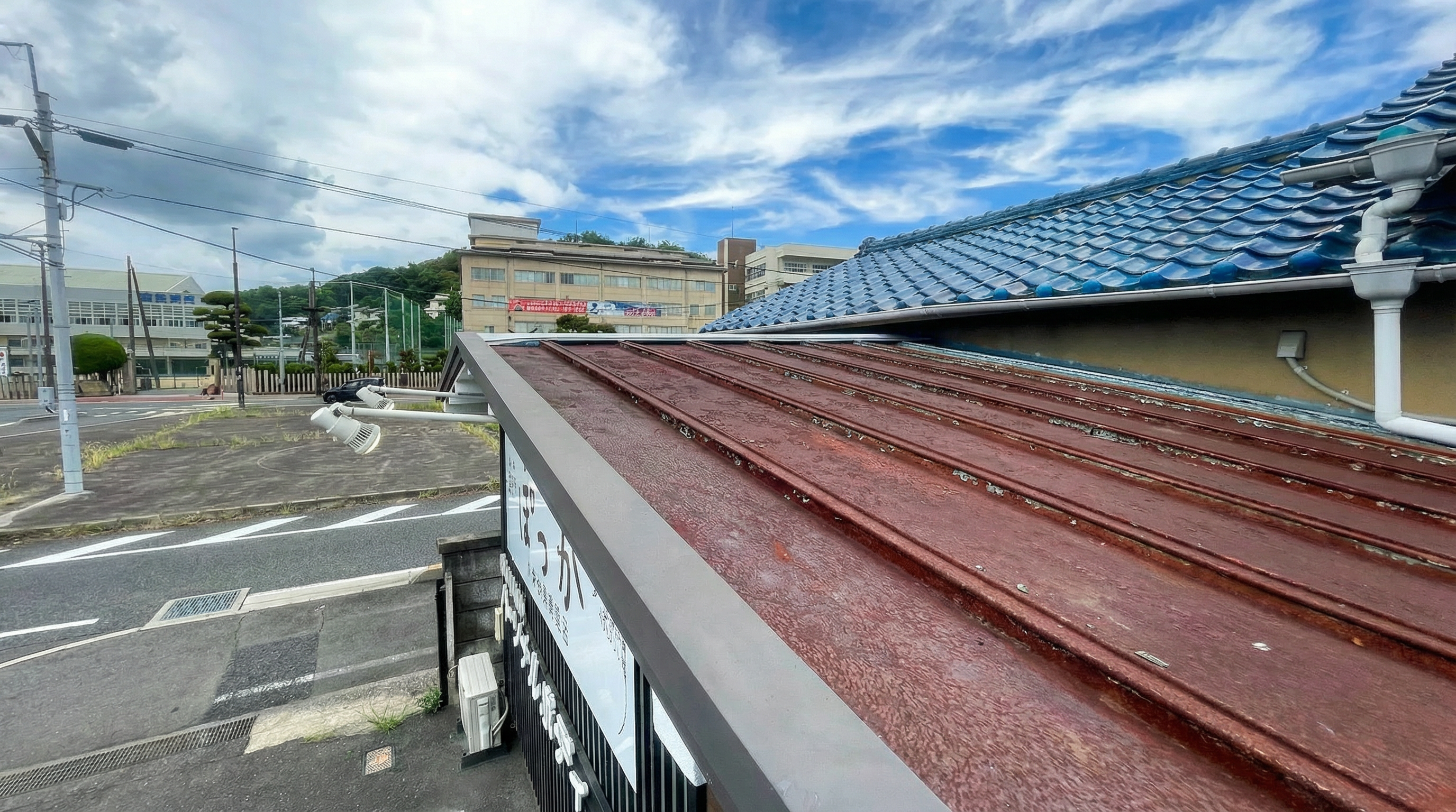 岡山市 店舗屋根改装工事｜雨漏り補修・金属屋根葺き替え工事 - 3