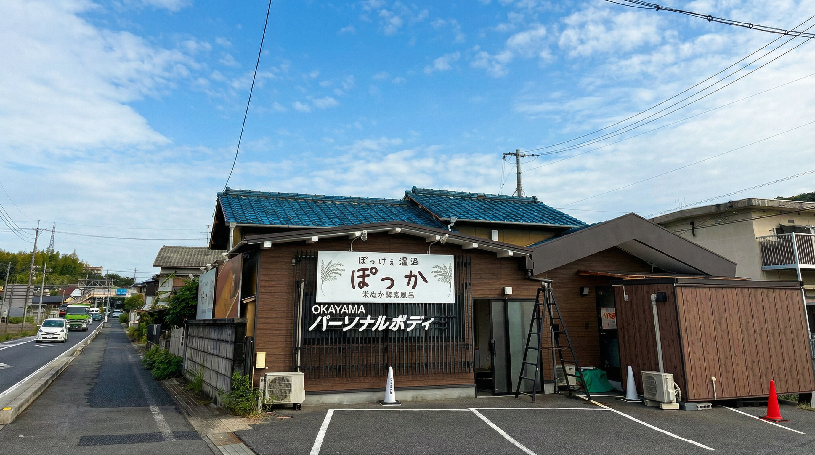 岡山市 店舗屋根改装工事｜雨漏り補修・金属屋根葺き替え工事 - 2