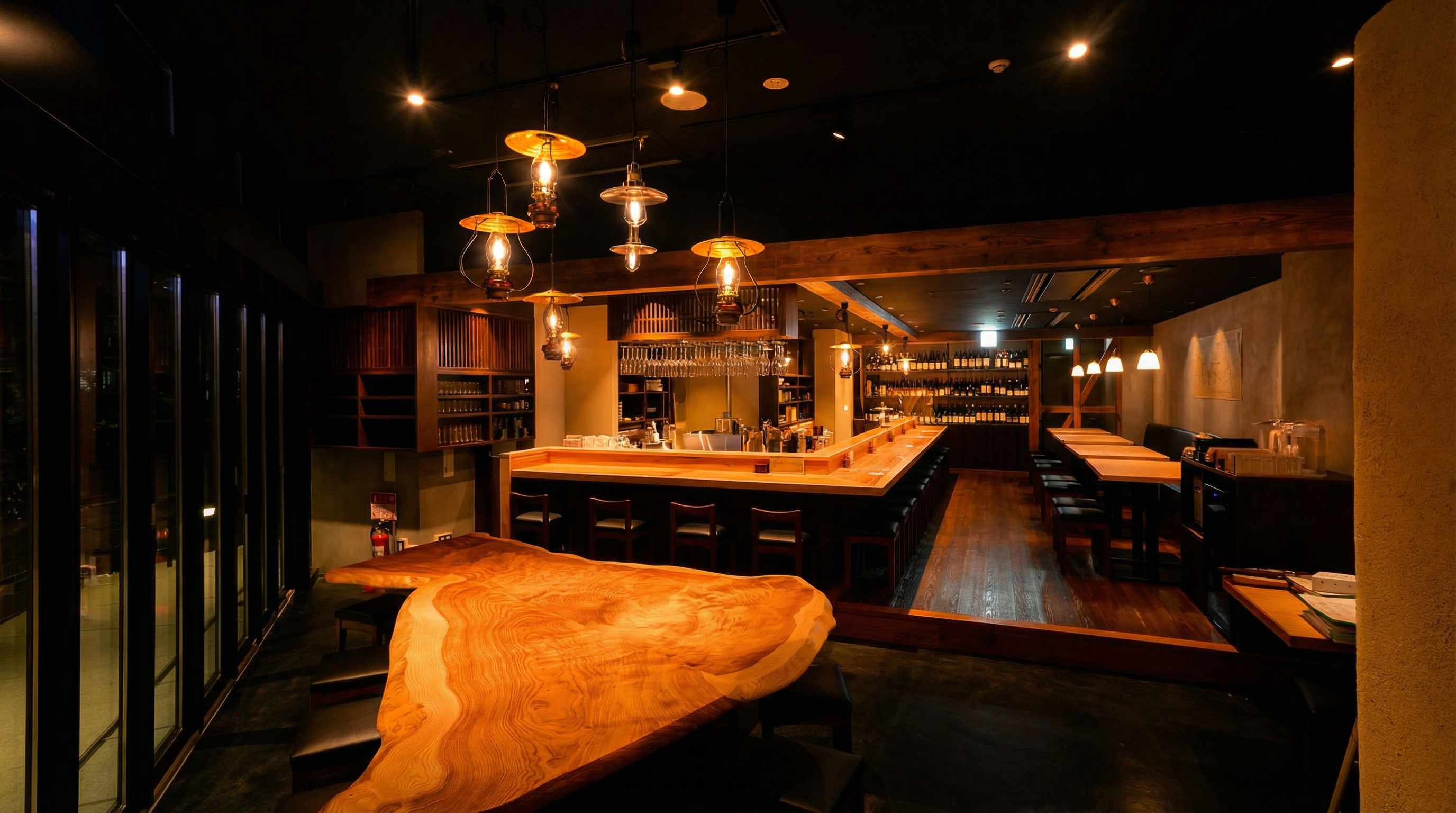 東京都新宿区四谷 焼鳥店 C工事現場管理|大型施設内店舗・一枚板カウンター - 岡山の店舗内装工事事例