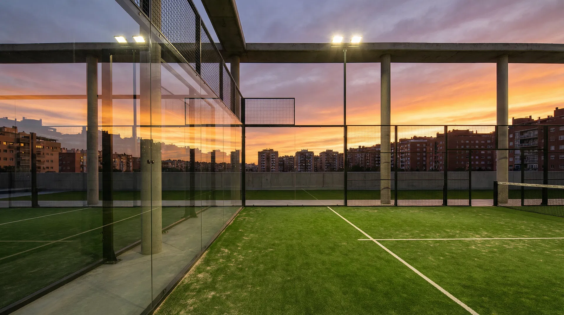 Pista de pádel al atardecer en El Bercial