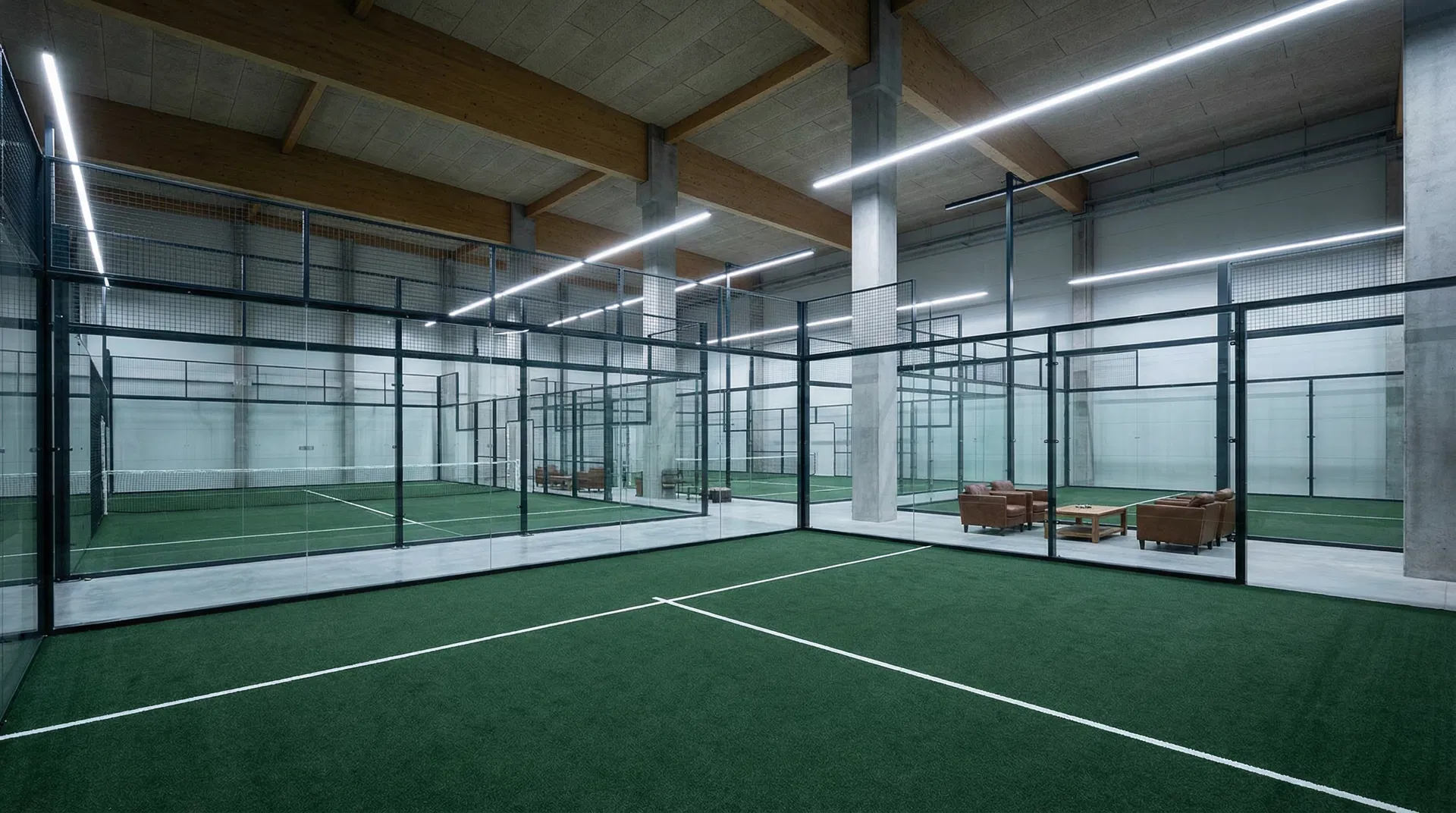 Interior de pistas de pádel con cristal panorámico