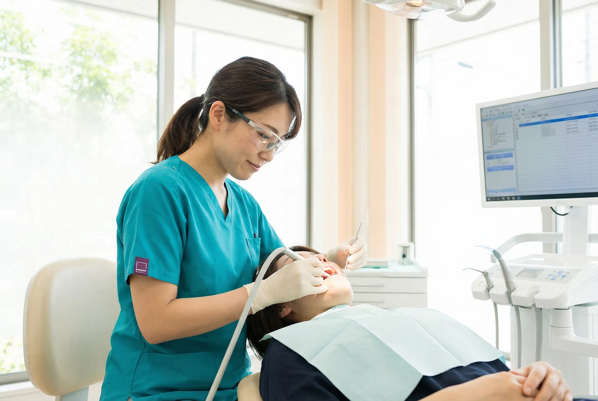 歯科衛生士が診療する様子