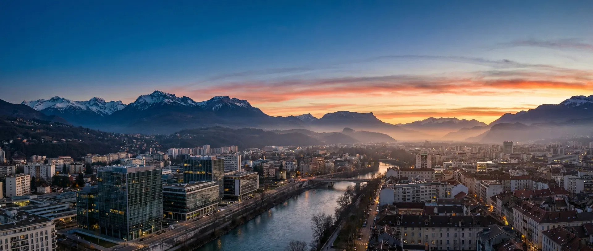 Vue panoramique de Grenoble et les Alpes françaises