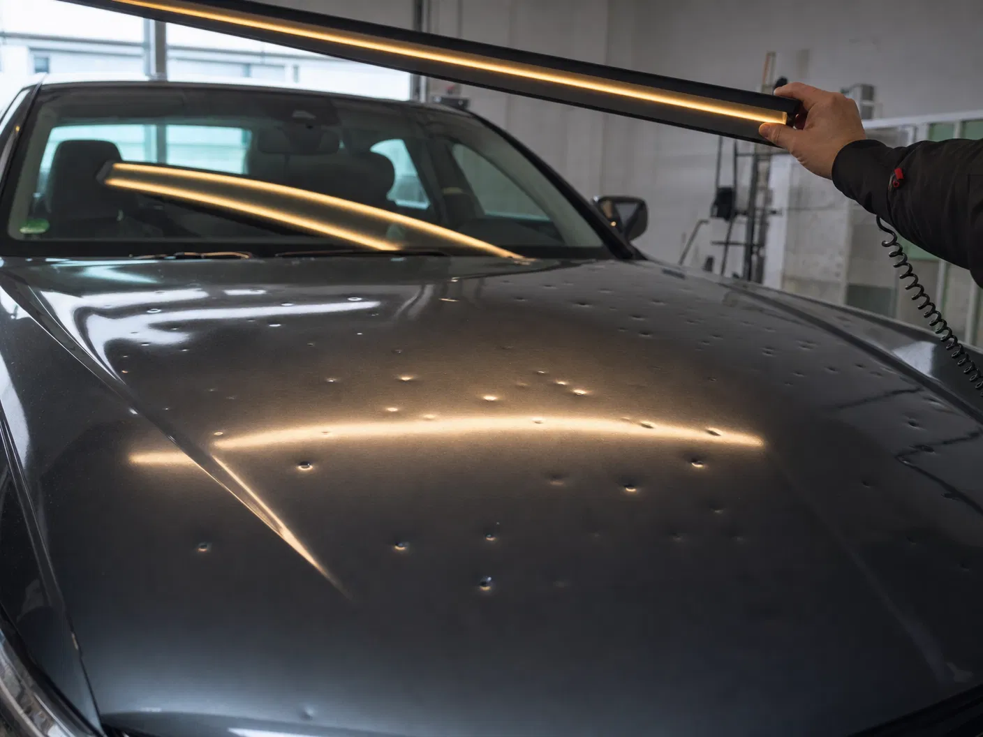 Hagelschaden-Gutachten: LED-Lichtleiste macht Dellen auf der Motorhaube sichtbar