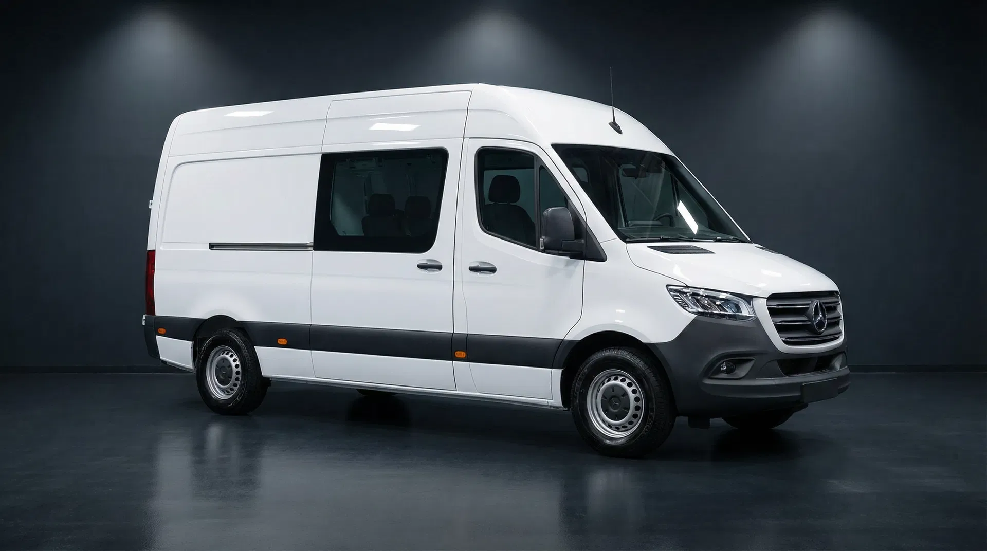 Transporter professionell gereinigt – weißer Sprinter im Studio