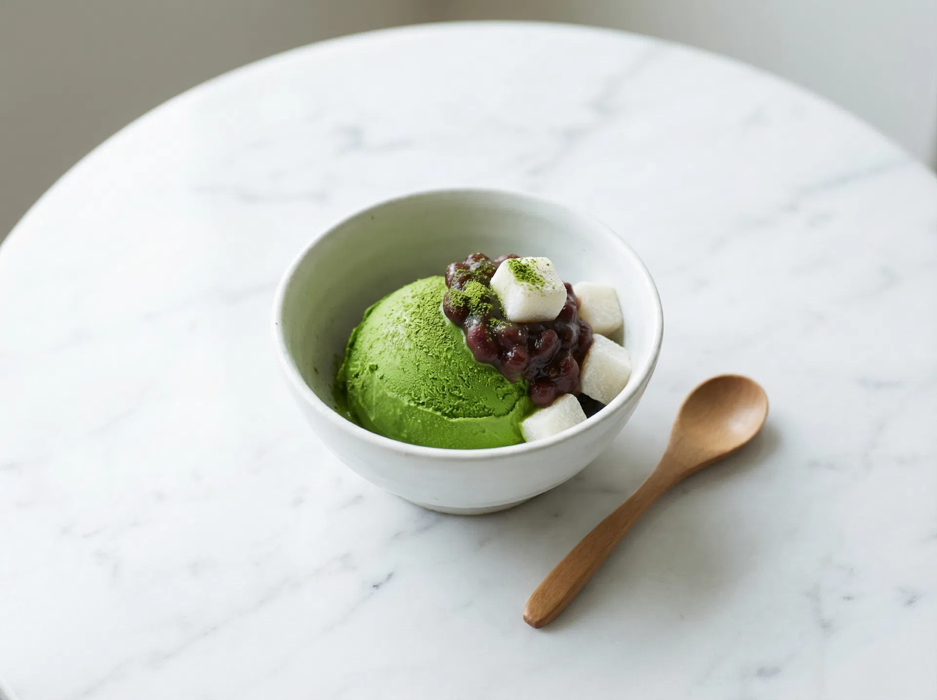 Matcha-Gelato mit Mochi & roten Bohnen