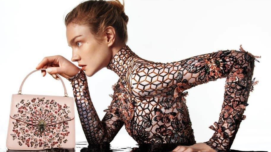 BVLGARI  跟英国品牌 Mary Katrantzou 联乘合作推出手袋系列