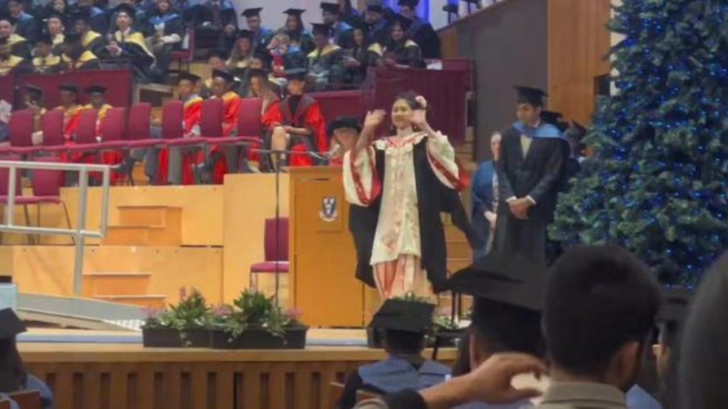 女留学生穿汉服出席英国毕业典礼，引起全场哗然！（内附视频）