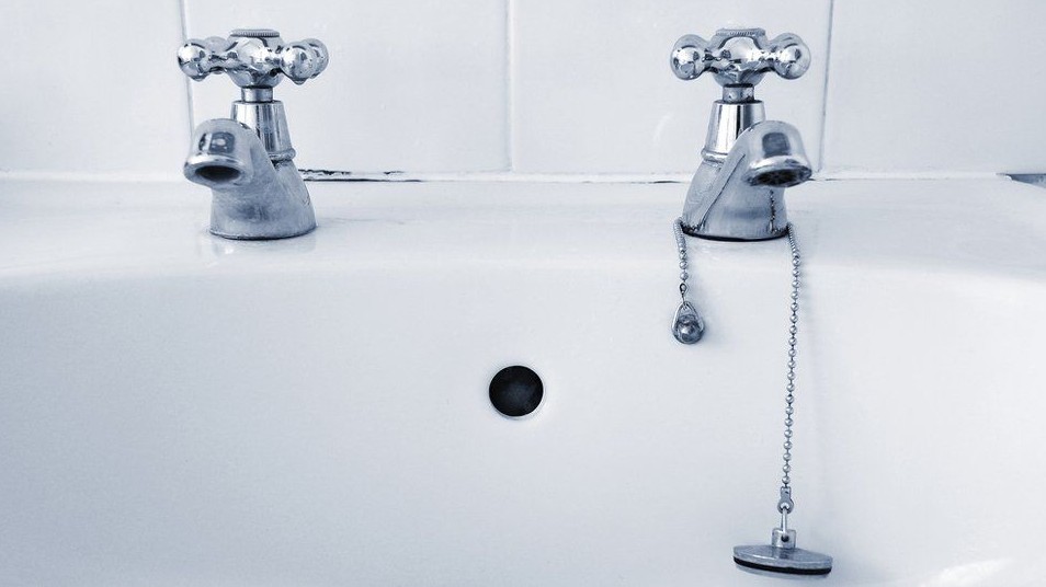 为什么英国的冷热水龙头设计是分开的吗?