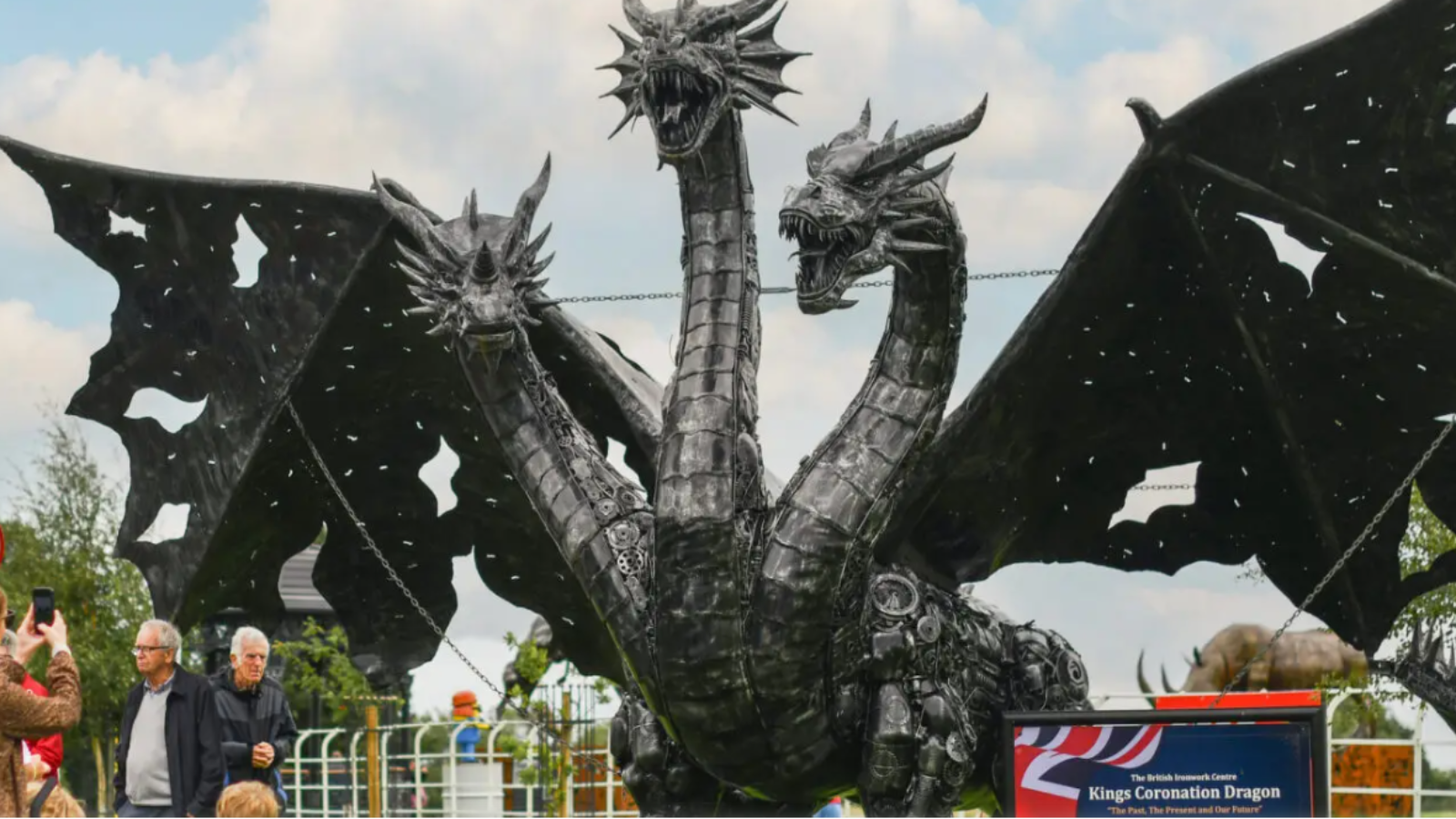 刀天使与铁艺奇观：British Ironwork Centre的魅力