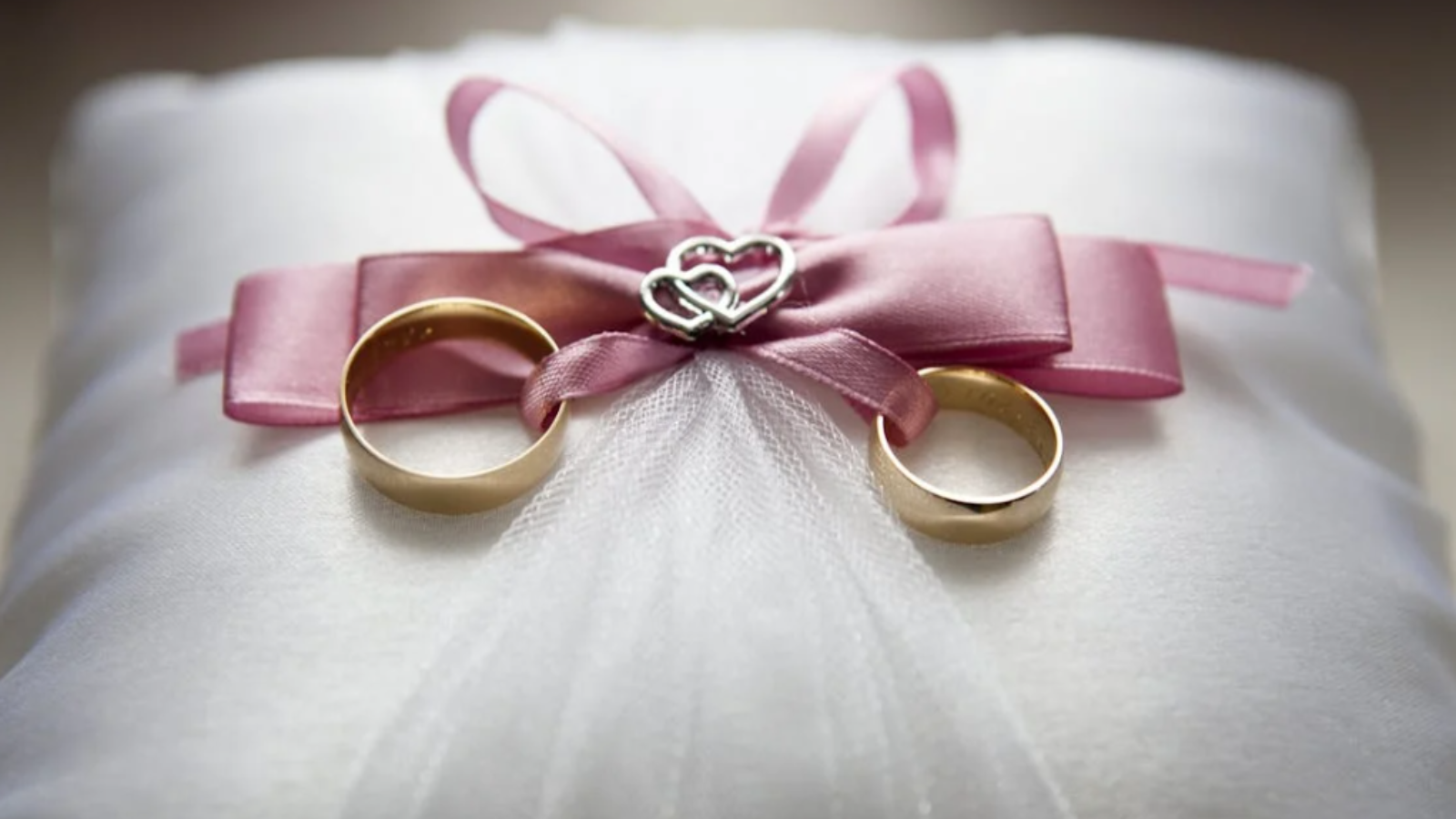 英国订婚与结婚戒指全指南:从经典到现代的完美选择