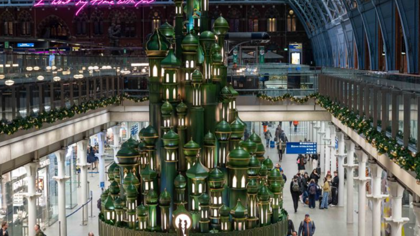 【2024伦敦圣诞】St. Pancras的翡翠奇迹:Wicked主题圣诞树点亮伦敦节日季!