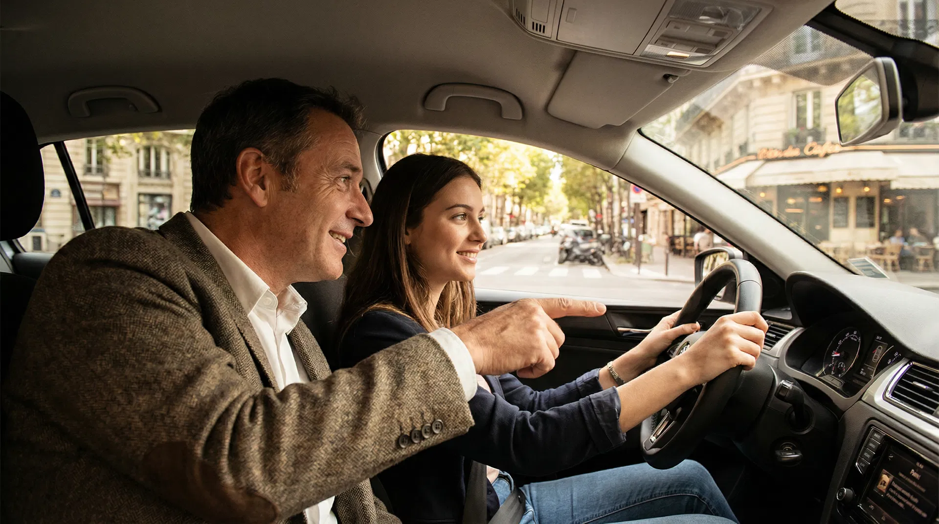 Élève en leçon de conduite avec moniteur