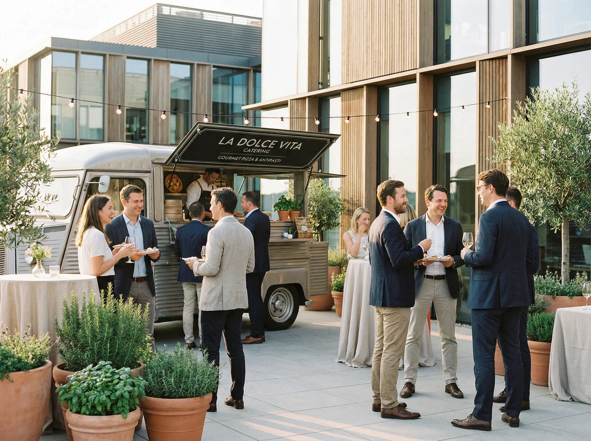 Firmenfeier auf einer modernen Dachterrasse