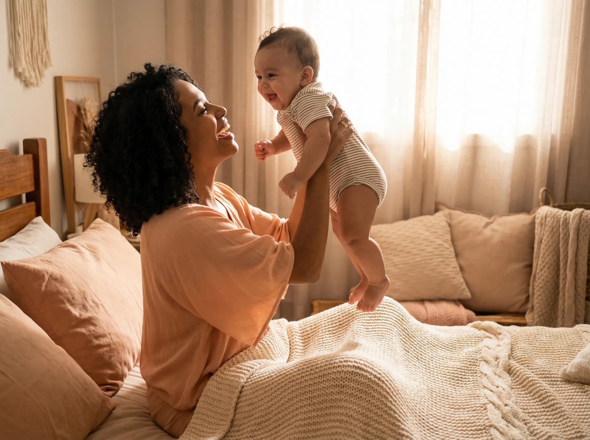 Mãe feliz com bebê