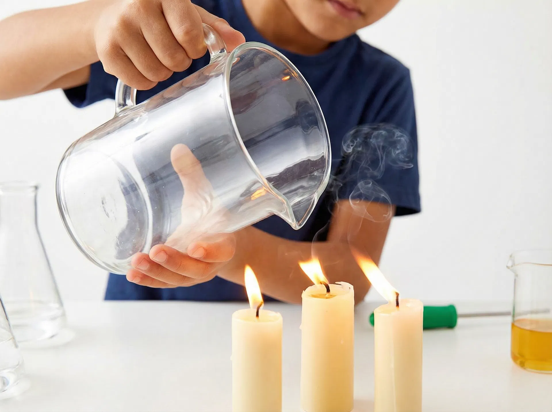 ロウソクに「注ぐ」のイラスト