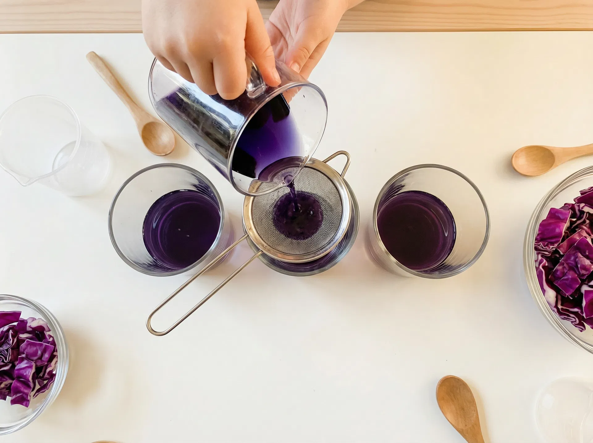 コップに分けて準備のイラスト