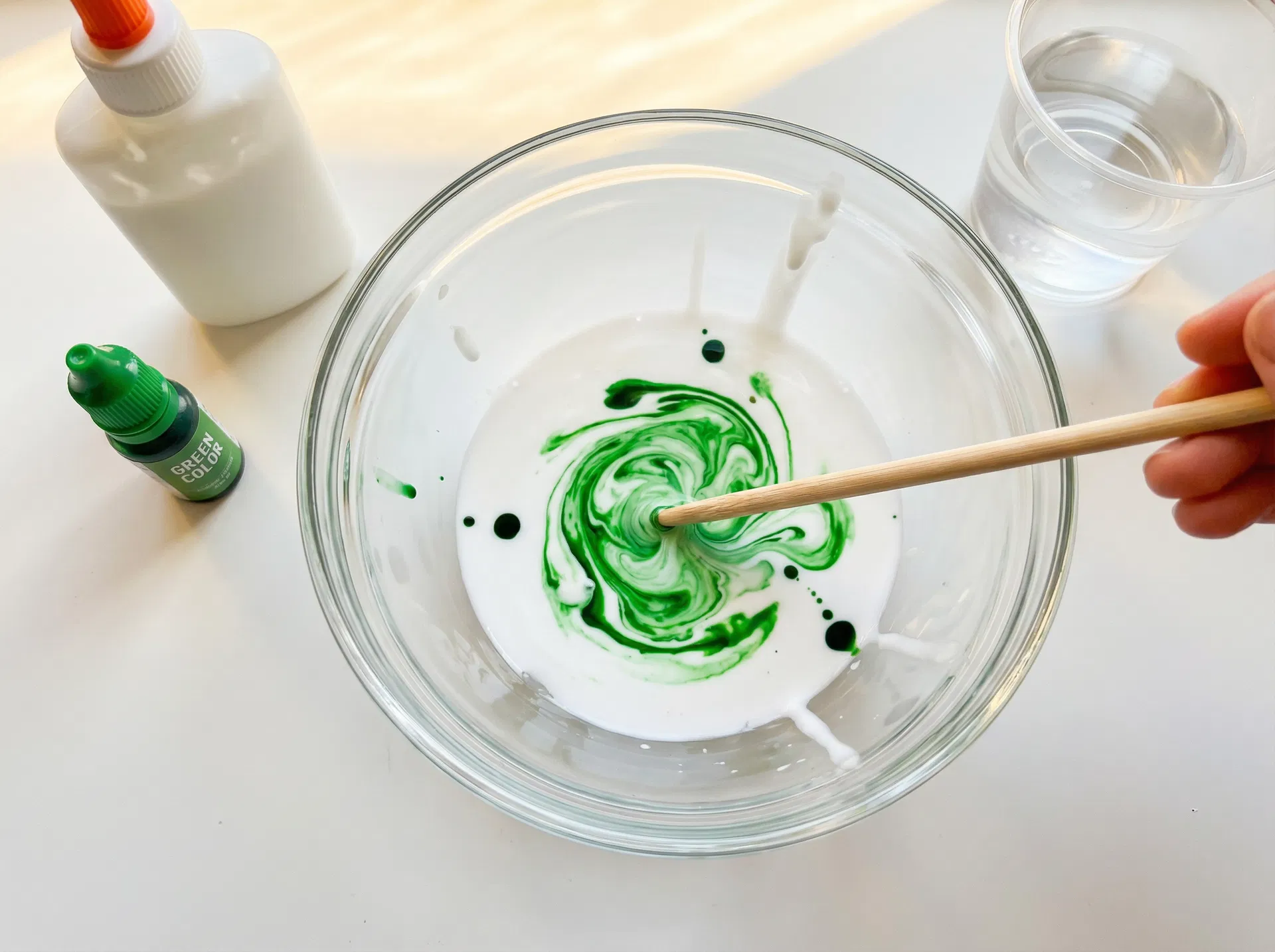 のりを色付けするのイラスト