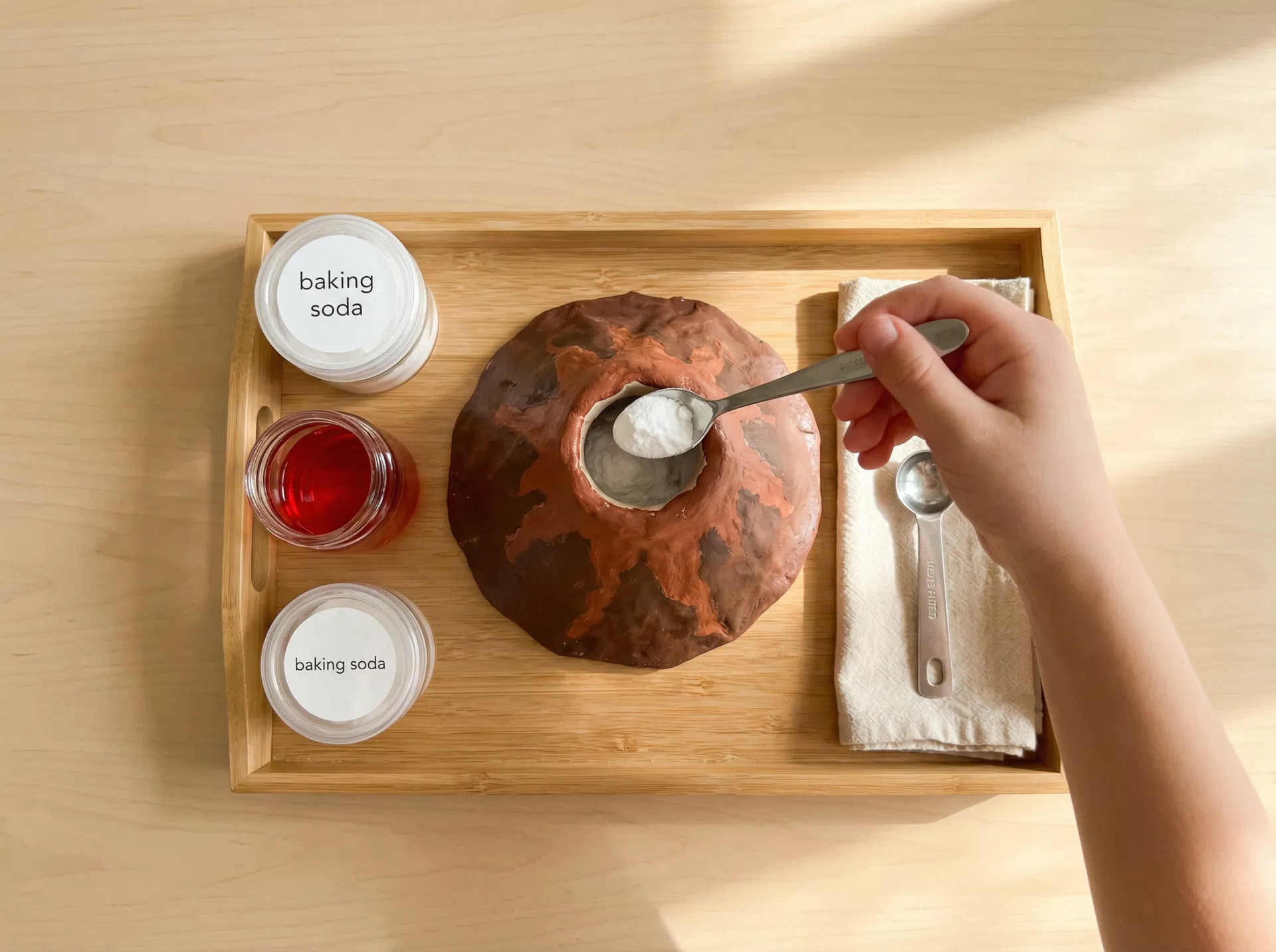 重曹を火口に入れるのイラスト