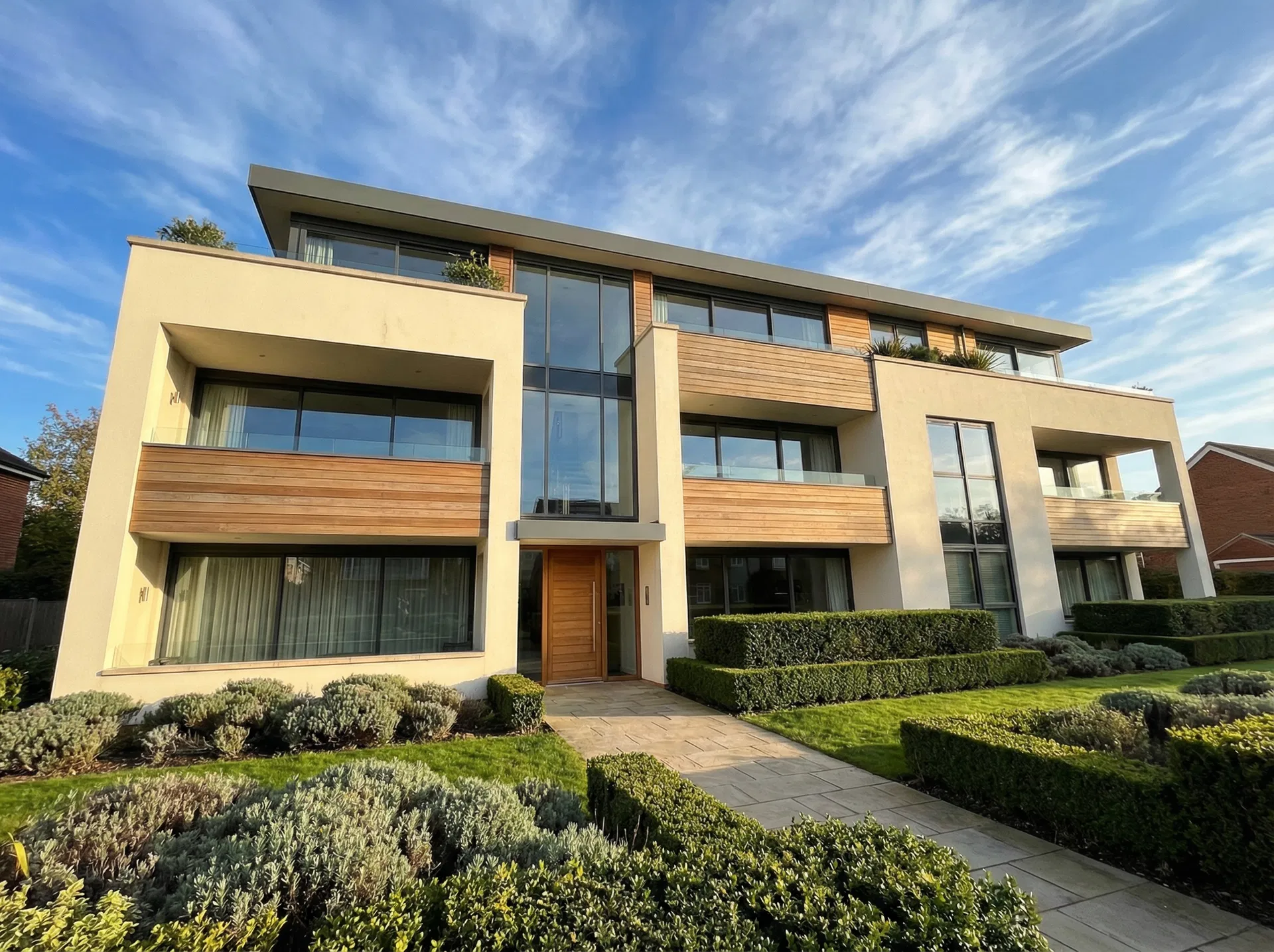Modernes Mehrfamilienhaus mit gepflegtem Garten