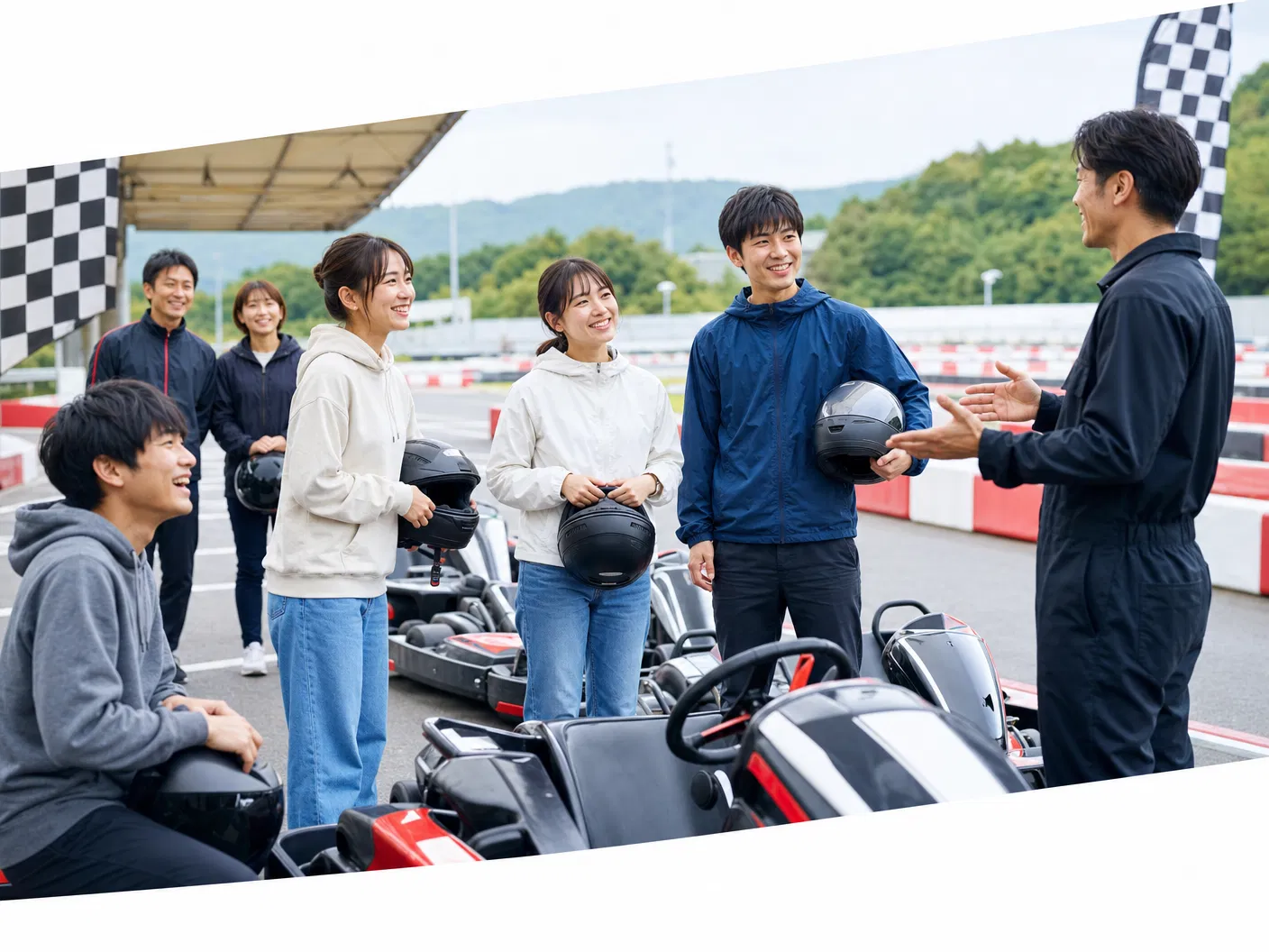 初心者が説明を受けながらカート体験を楽しむ様子