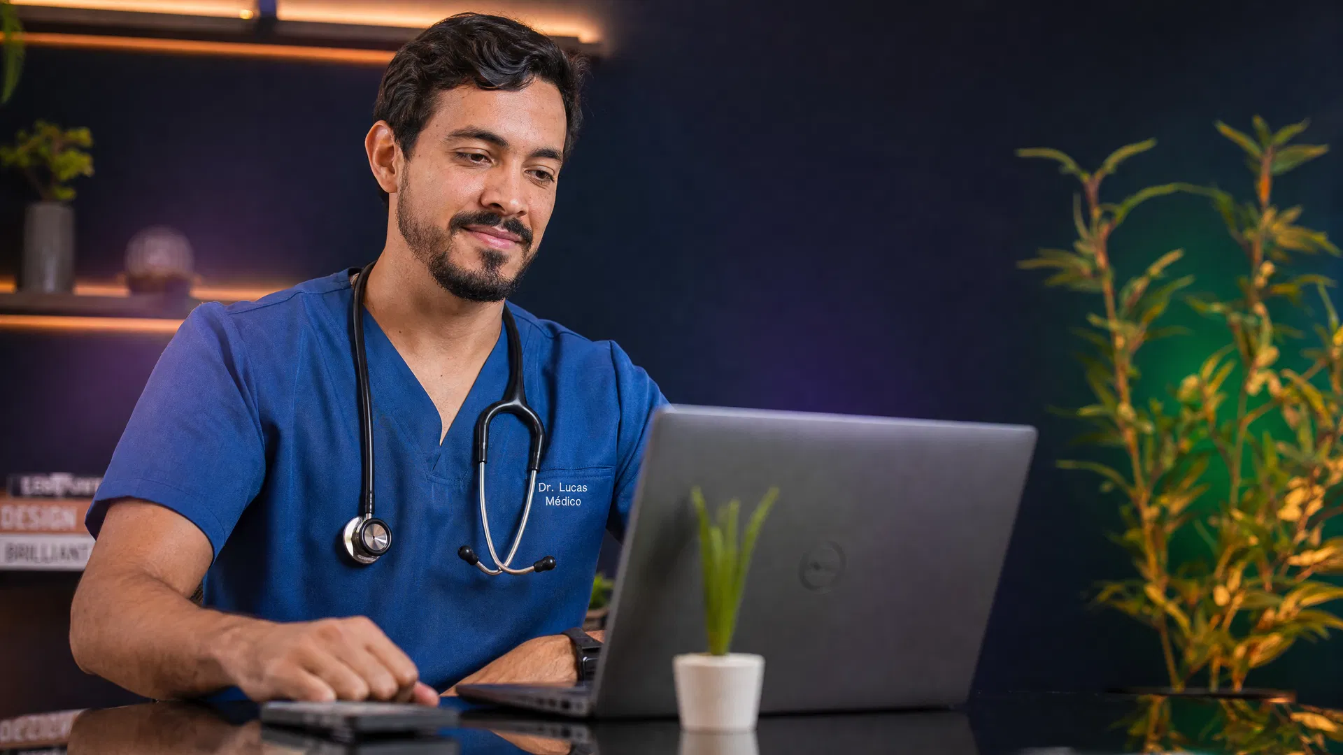 Médico utilizando a plataforma Mediccont