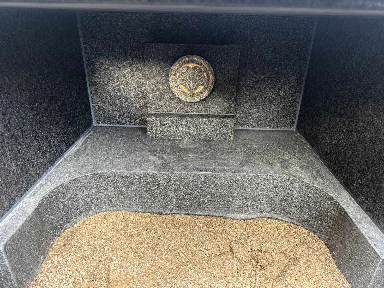 今川家墓地 
石と向き合い、かたちを積み重ねた墓所 4