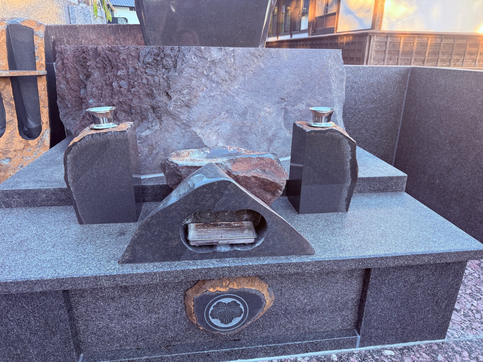 今川家墓地 
石と向き合い、かたちを積み重ねた墓所 7