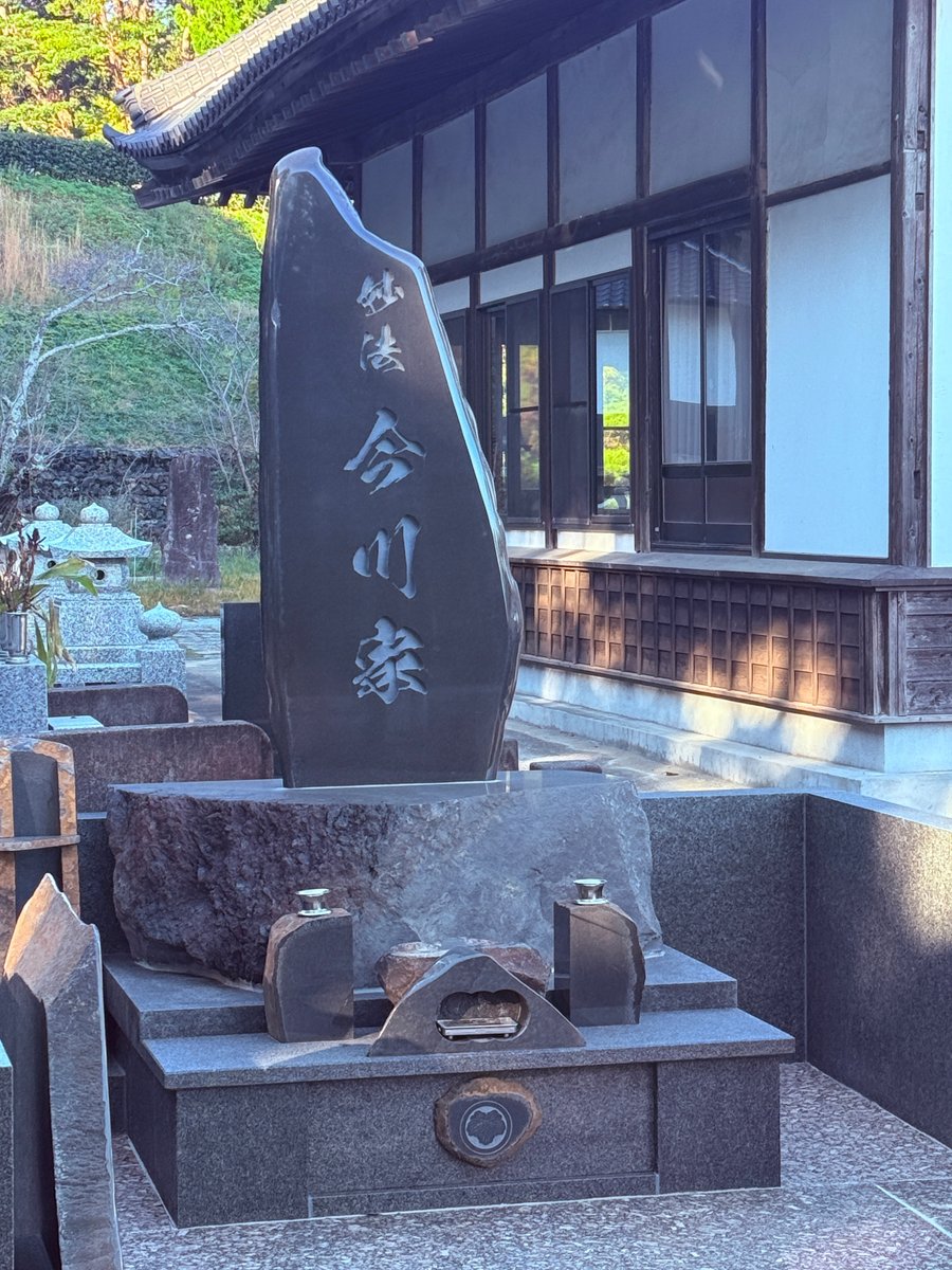 今川家墓地 
石と向き合い、かたちを積み重ねた墓所 3