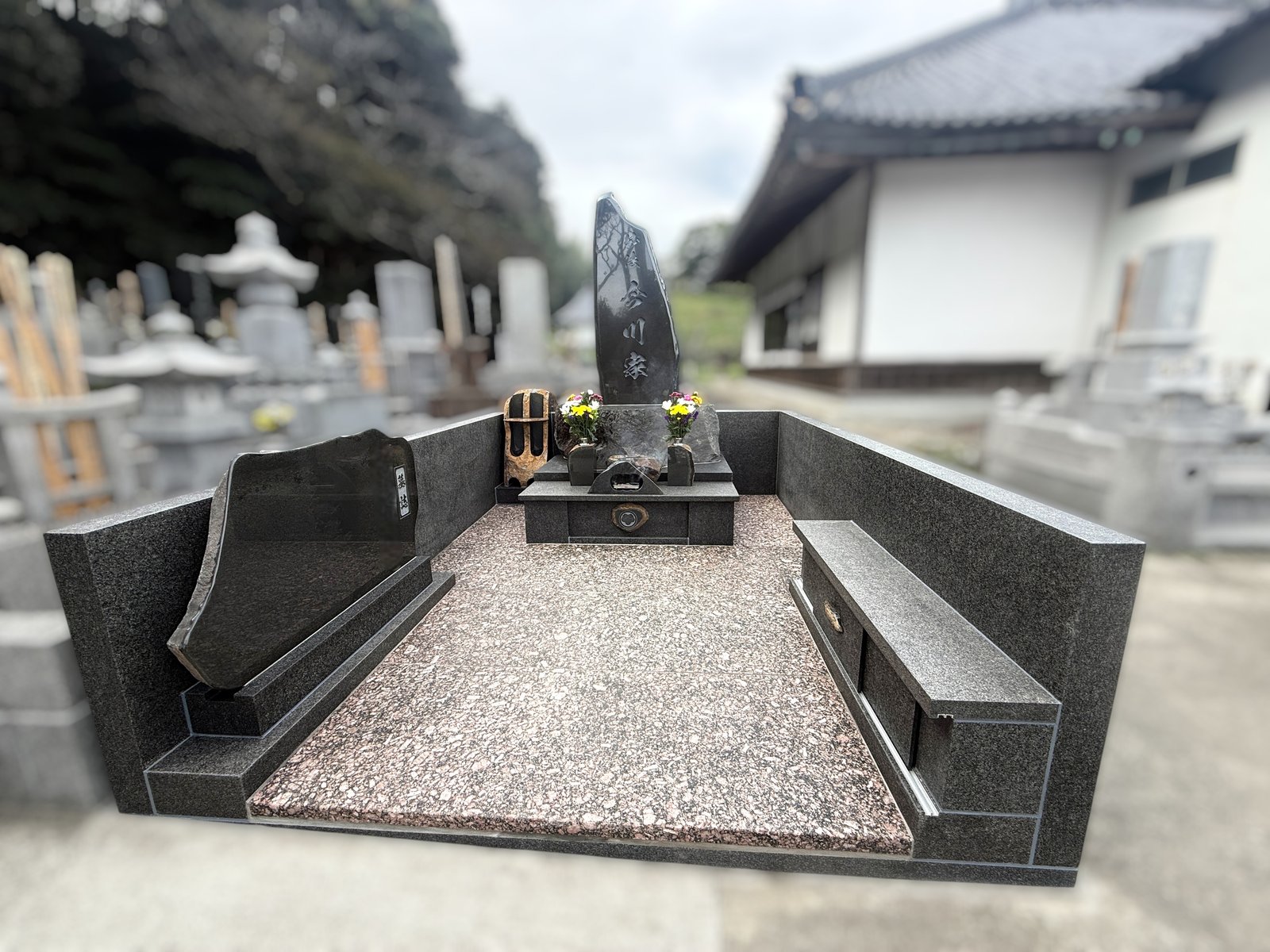 今川家墓地 
石と向き合い、かたちを積み重ねた墓所 2