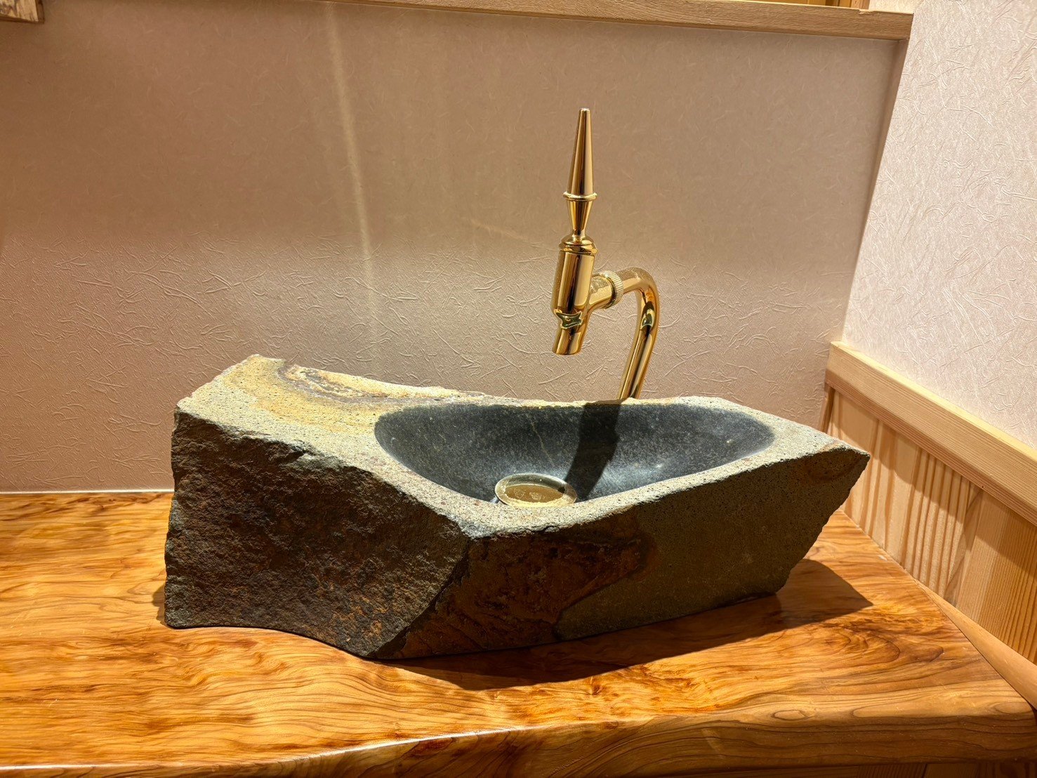 佐川住建様 ─ 木と石が自然に馴染む、白河石黒目と伊達冠石
（茨城県高萩市）