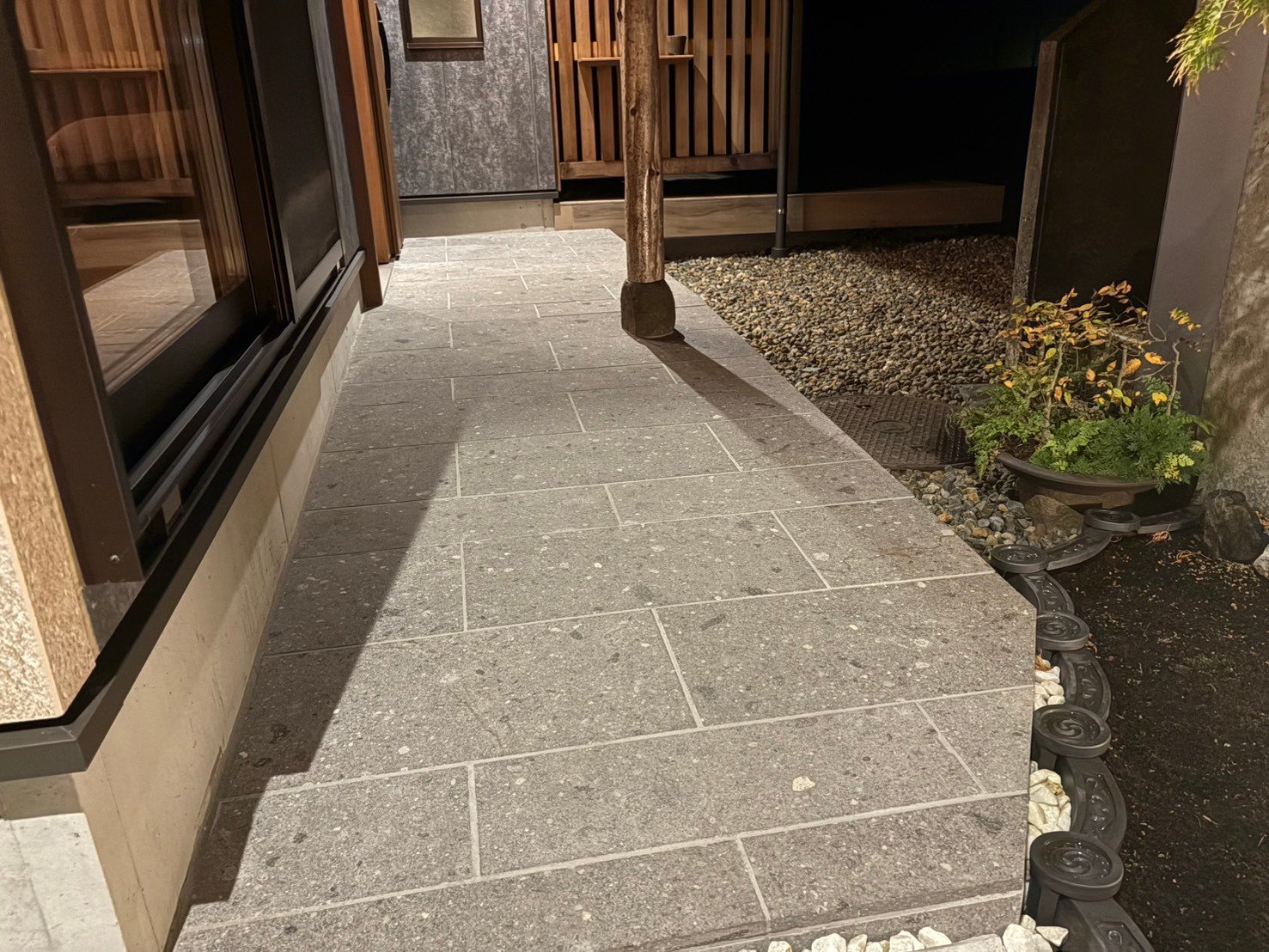 佐川住建様 ─ 木と石が自然に馴染む、白河石黒目と伊達冠石
（茨城県高萩市） 2