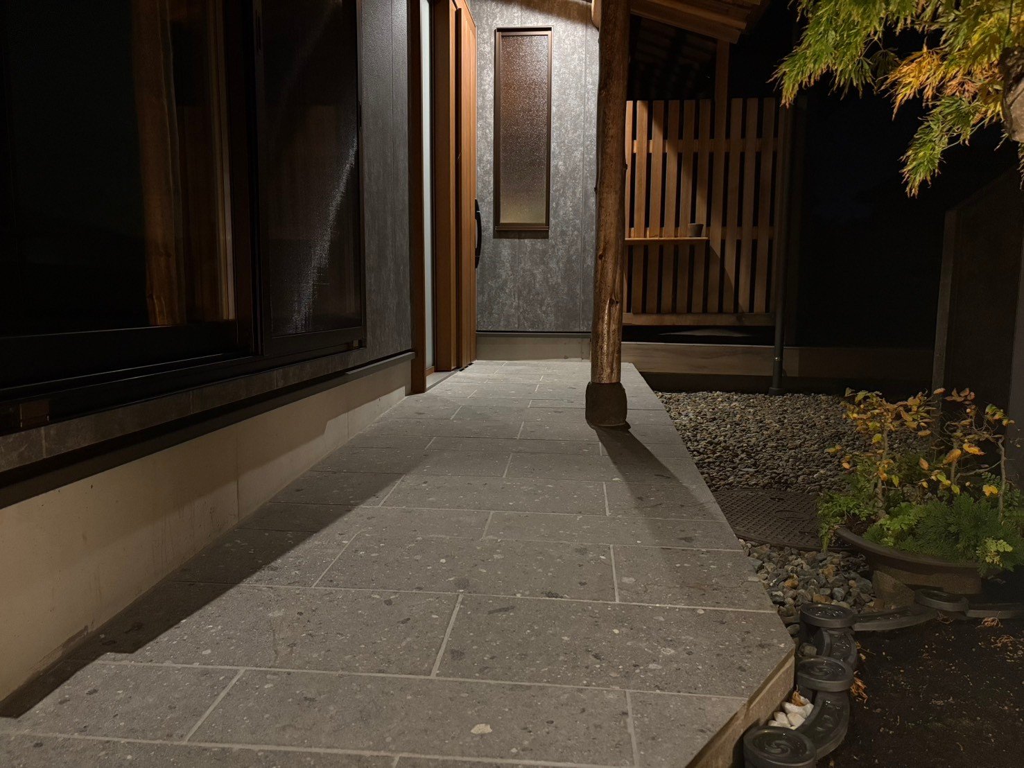 佐川住建様 ─ 木と石が自然に馴染む、白河石黒目と伊達冠石
（茨城県高萩市） 7