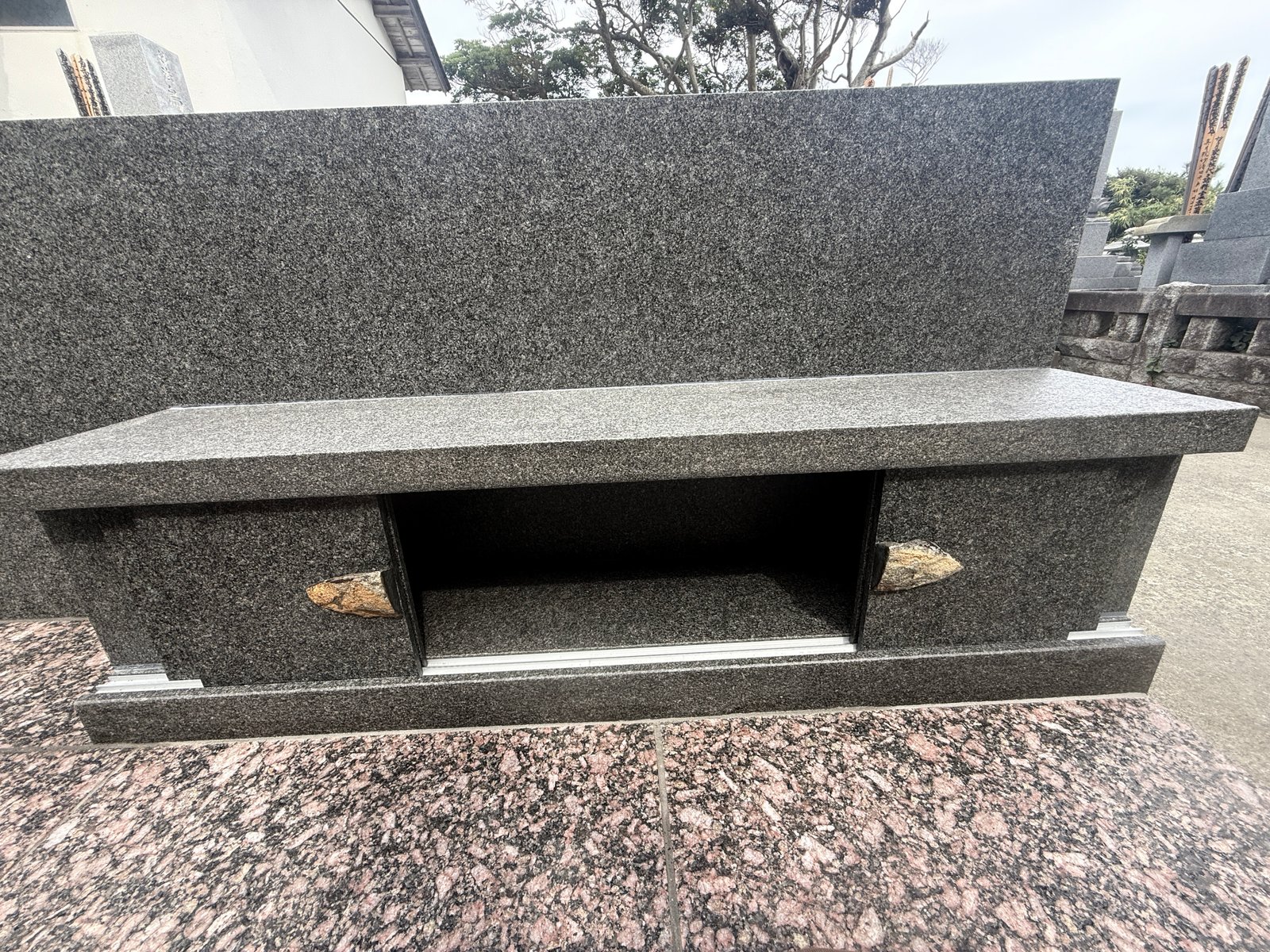 今川家墓地 
石と向き合い、かたちを積み重ねた墓所 8