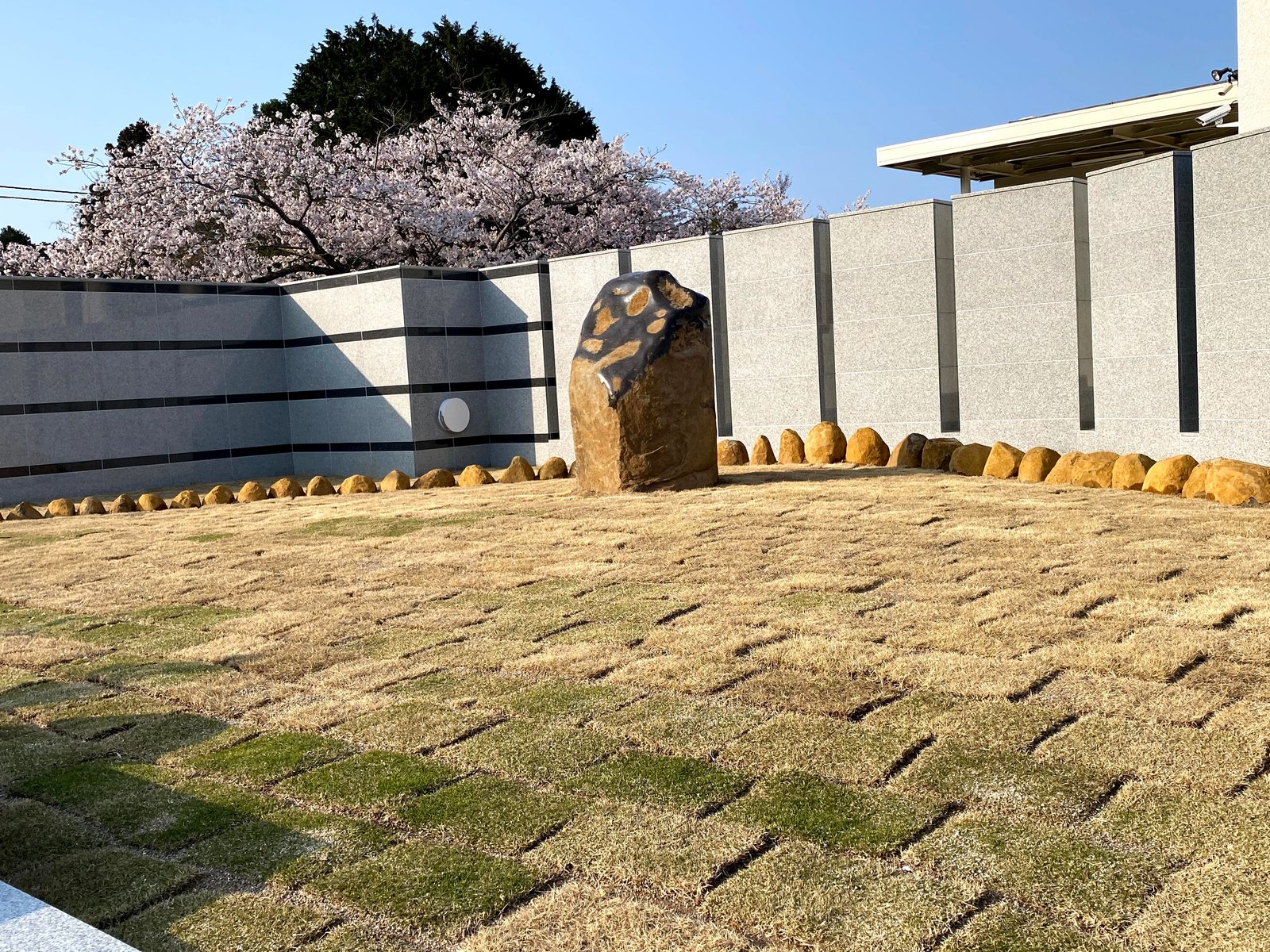 平和台霊園 永代供養塔「天空」
― 伊達冠石による自然石モニュメント ―