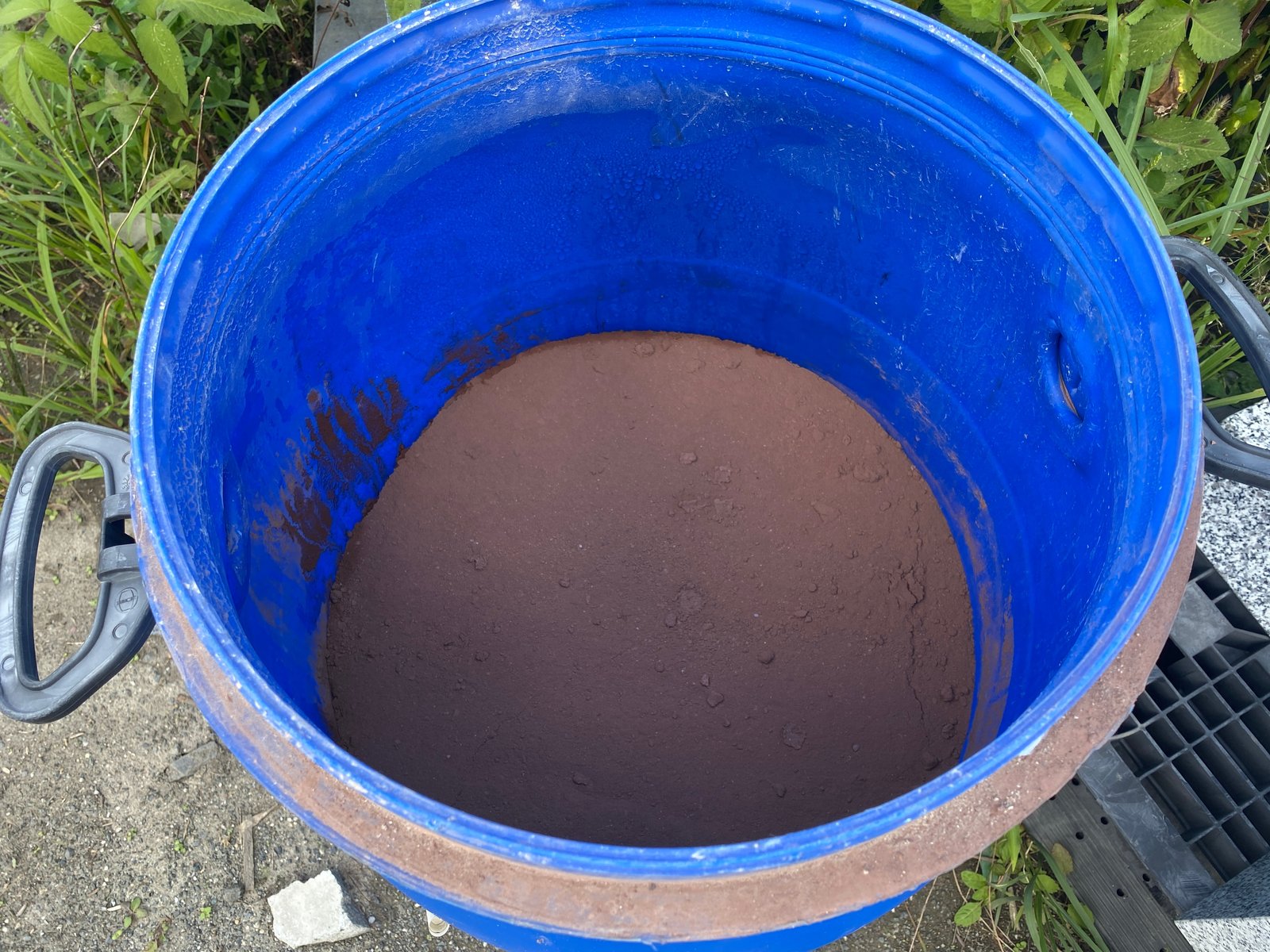 溶岩を用いたロウリュサウナ
赤色溶岩が生む、身体に届く熱 7