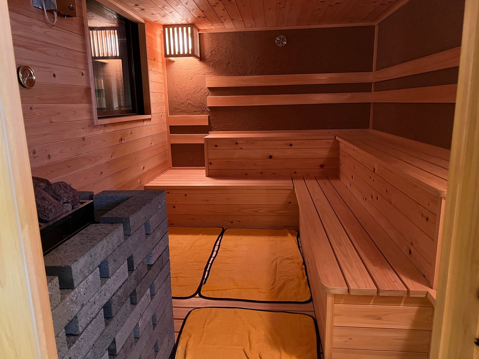 溶岩を用いたロウリュサウナ
赤色溶岩が生む、身体に届く熱 2