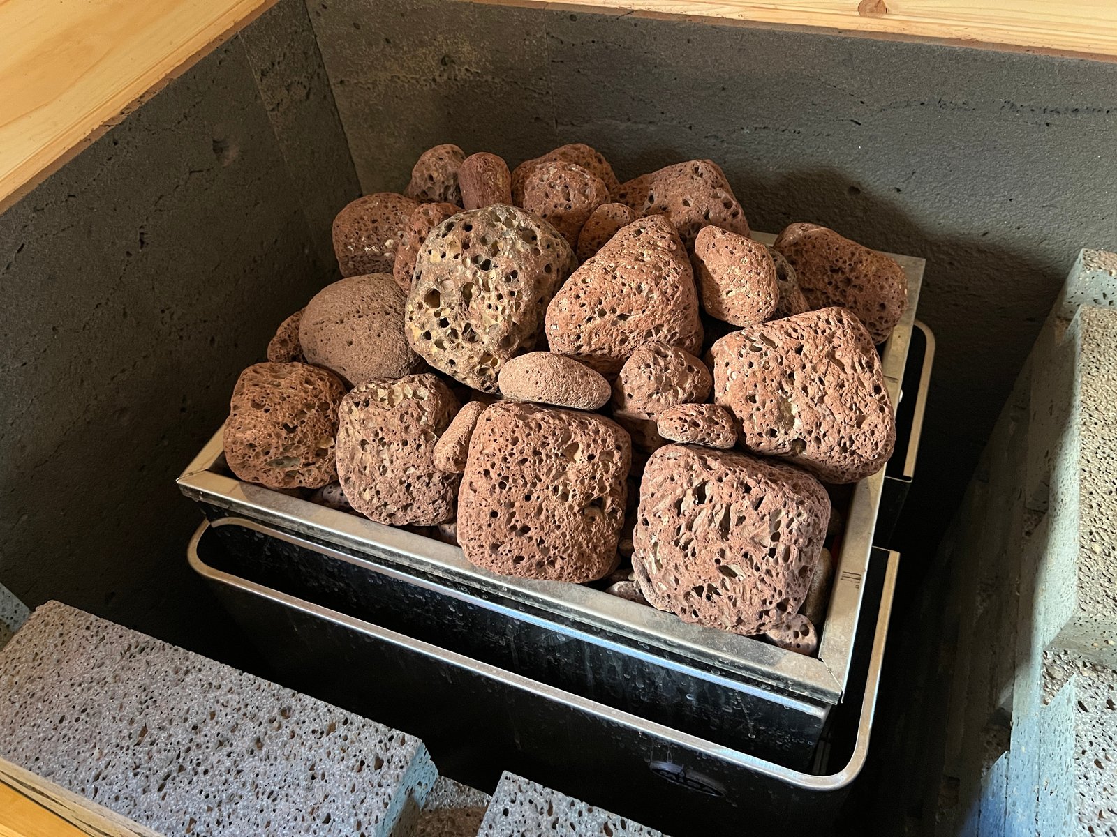 溶岩を用いたロウリュサウナ
赤色溶岩が生む、身体に届く熱 4