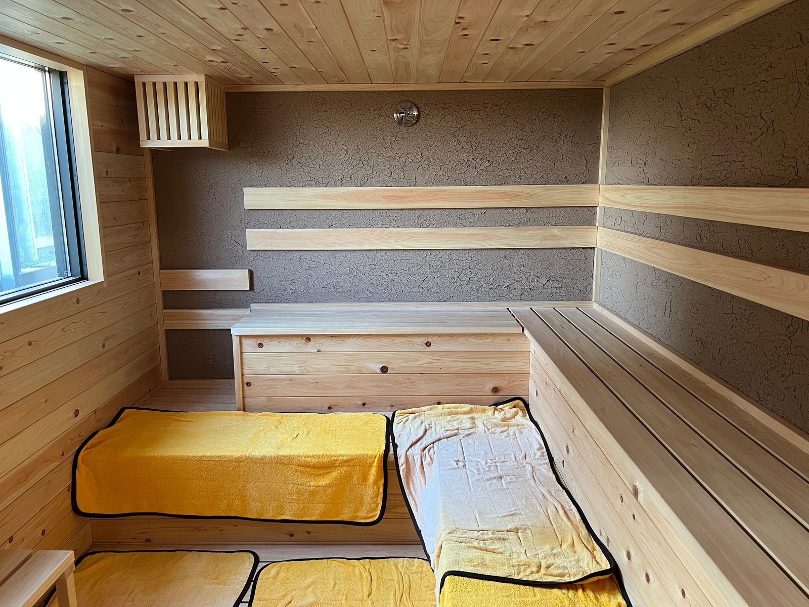 溶岩を用いたロウリュサウナ
赤色溶岩が生む、身体に届く熱 5