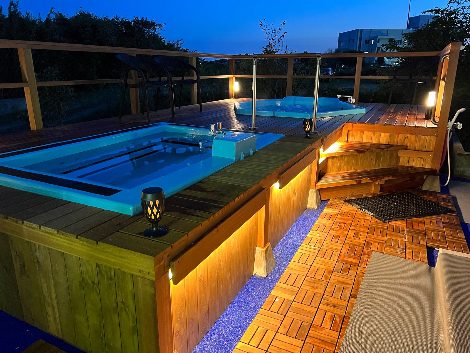 溶岩を用いたロウリュサウナ
赤色溶岩が生む、身体に届く熱 3