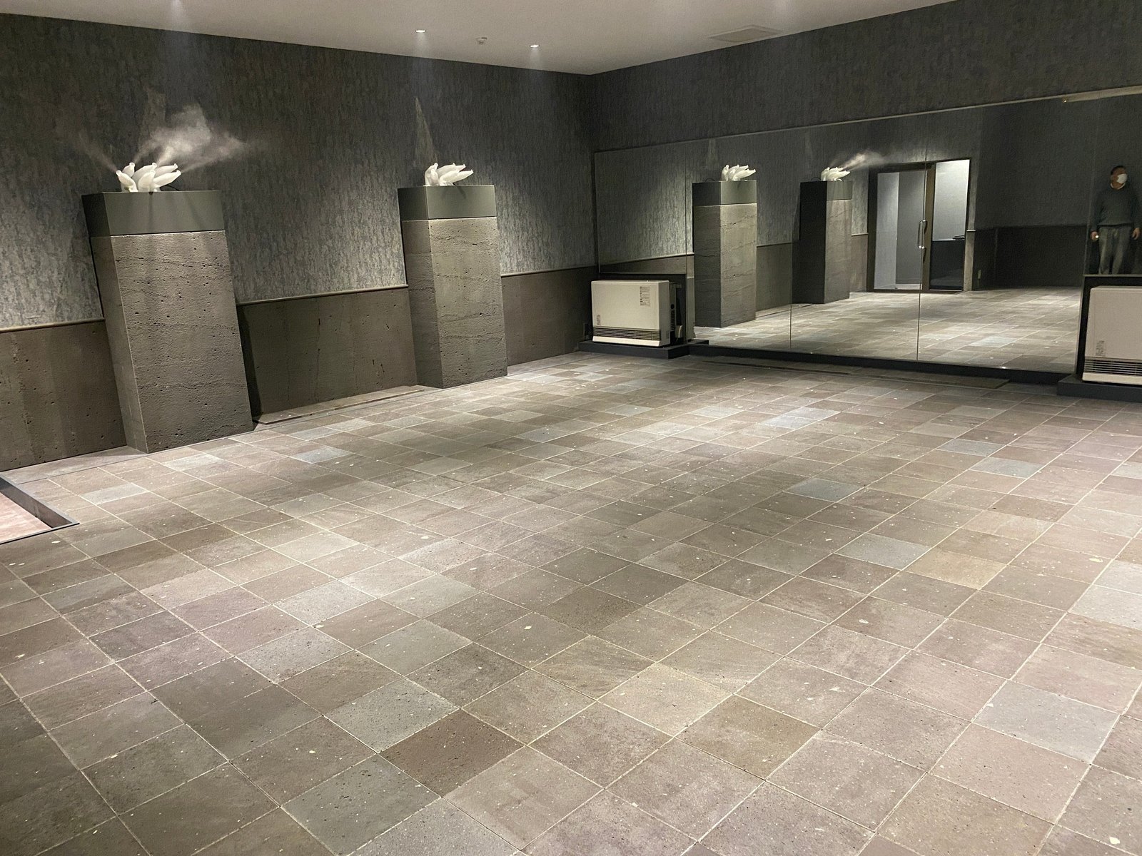 溶岩を用いたロウリュサウナ／溶岩ホットスタジオ
― 溶岩が支える二つの温熱空間 ―